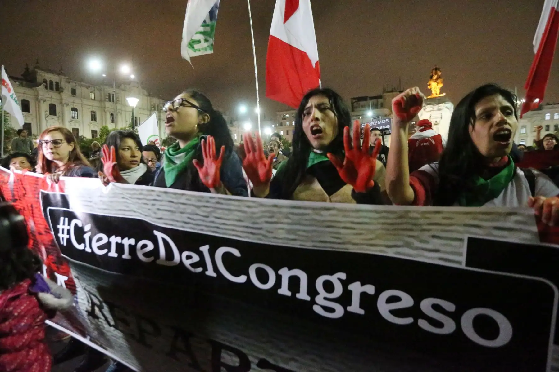 Diversos colectivos,organizaciones sociales y partidos político marchan por las calles del Centro de Lima en contra de la decisión de la Comisión de Constitución del Congreso.
Foto: ANDINA/Eddy Ramos