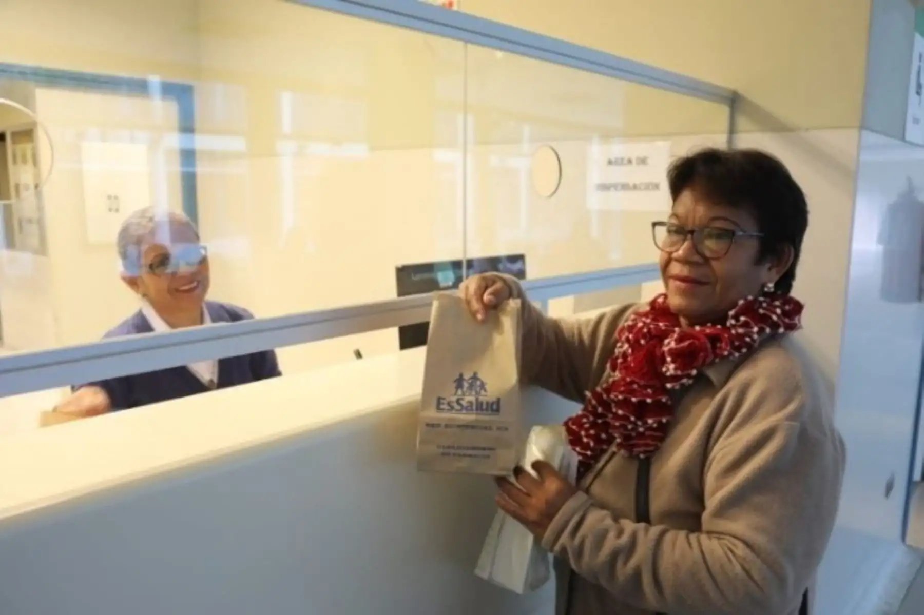 EsSalud se suma a la campaña de reducir el uso de plástico en sus establecimientos de salud.