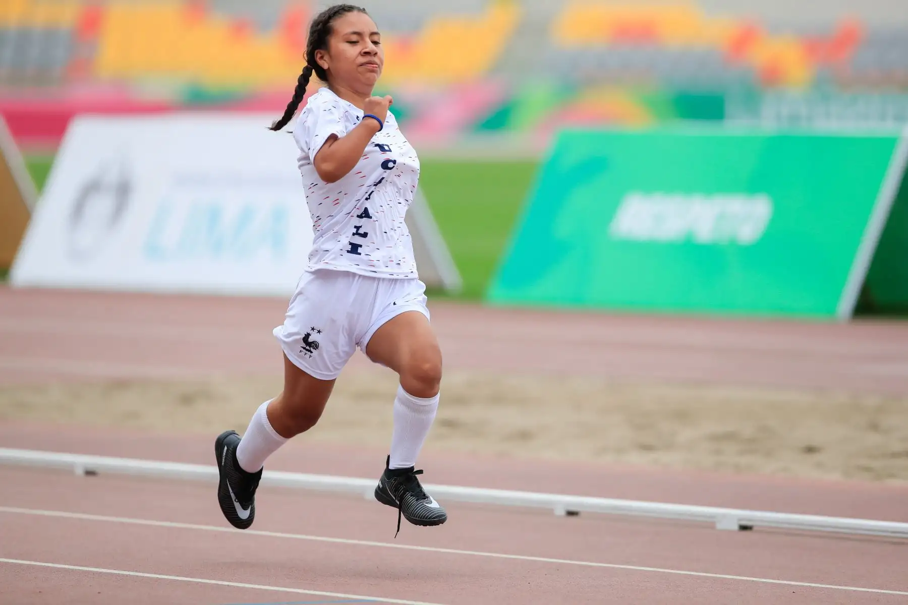 Paradeportista Elián Samira Pisco Vásquez, ganadora de la prueba de 80 mts mujeres durante los Juegos Deportivos Escolares Nacionales    


Foto: Andina/Juan Carlos Guzmán Negrini