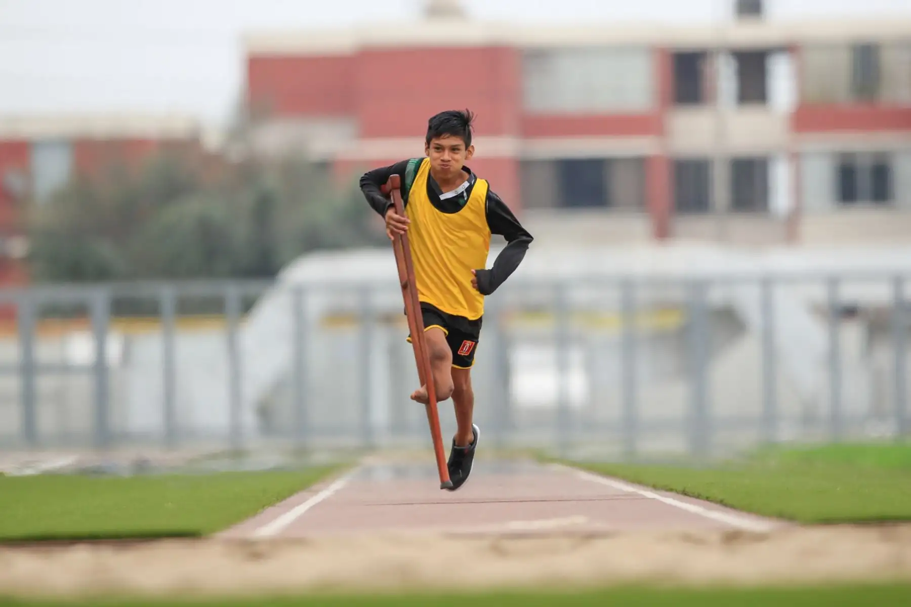 Paradeportista Willy Veintemilla Panduro del colegio Antonio Raymondi de Saposoa, San Martín, competidor de velocidad 80 mts y salto largo en el marco de los Juegos Deportivos Escolares Nacionales    


Foto: Andina/Juan Carlos Guzmán Negrini