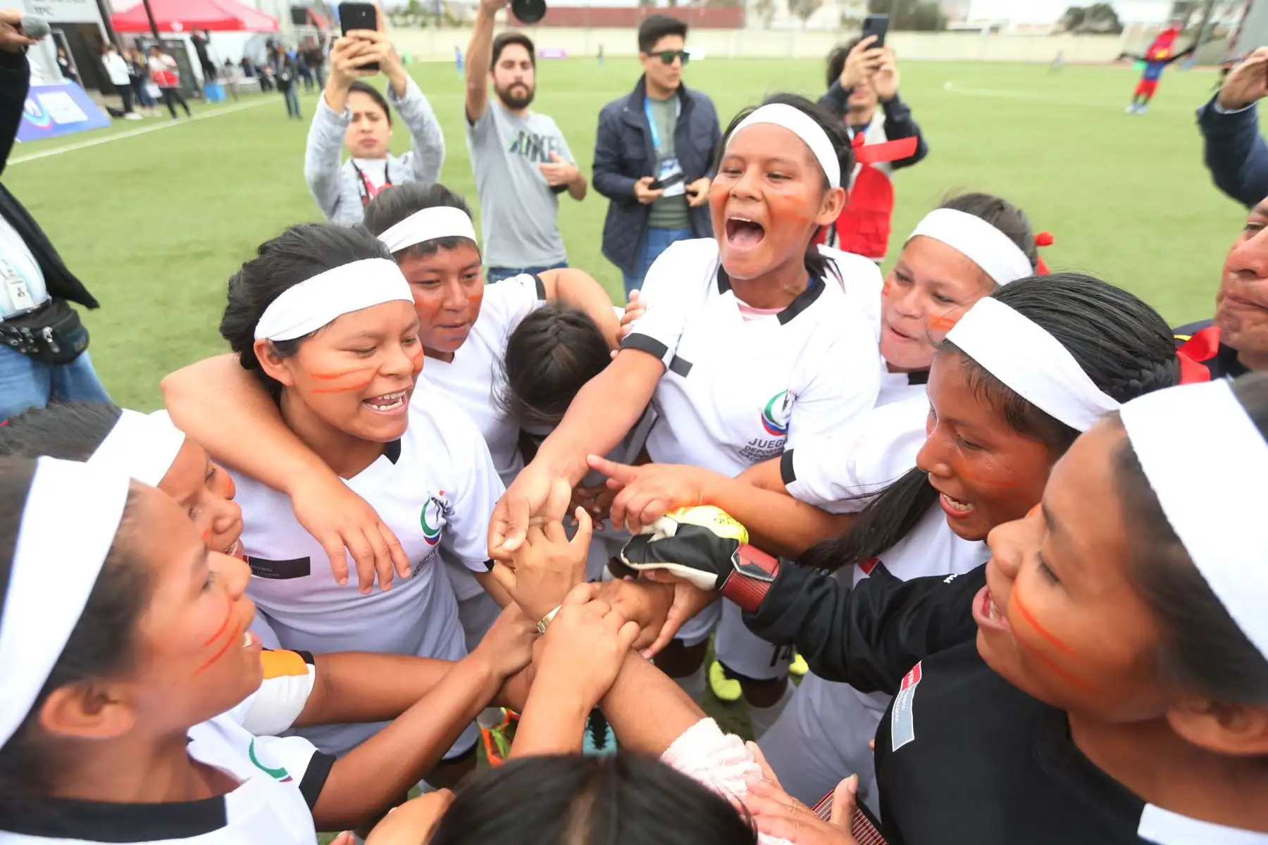 Escolares Ashaninka  de Pasco, ganan 2 a 1 a Quechua Chanka de Ayacucho, logrando el primer puesto en el campeonato de Fútbol C Damas Pueblos originarios por los Juegos Deportivos Escolares Nacionales en la UPC de Chorrillos. 
Foto: ANDINA/Eddy Ramos