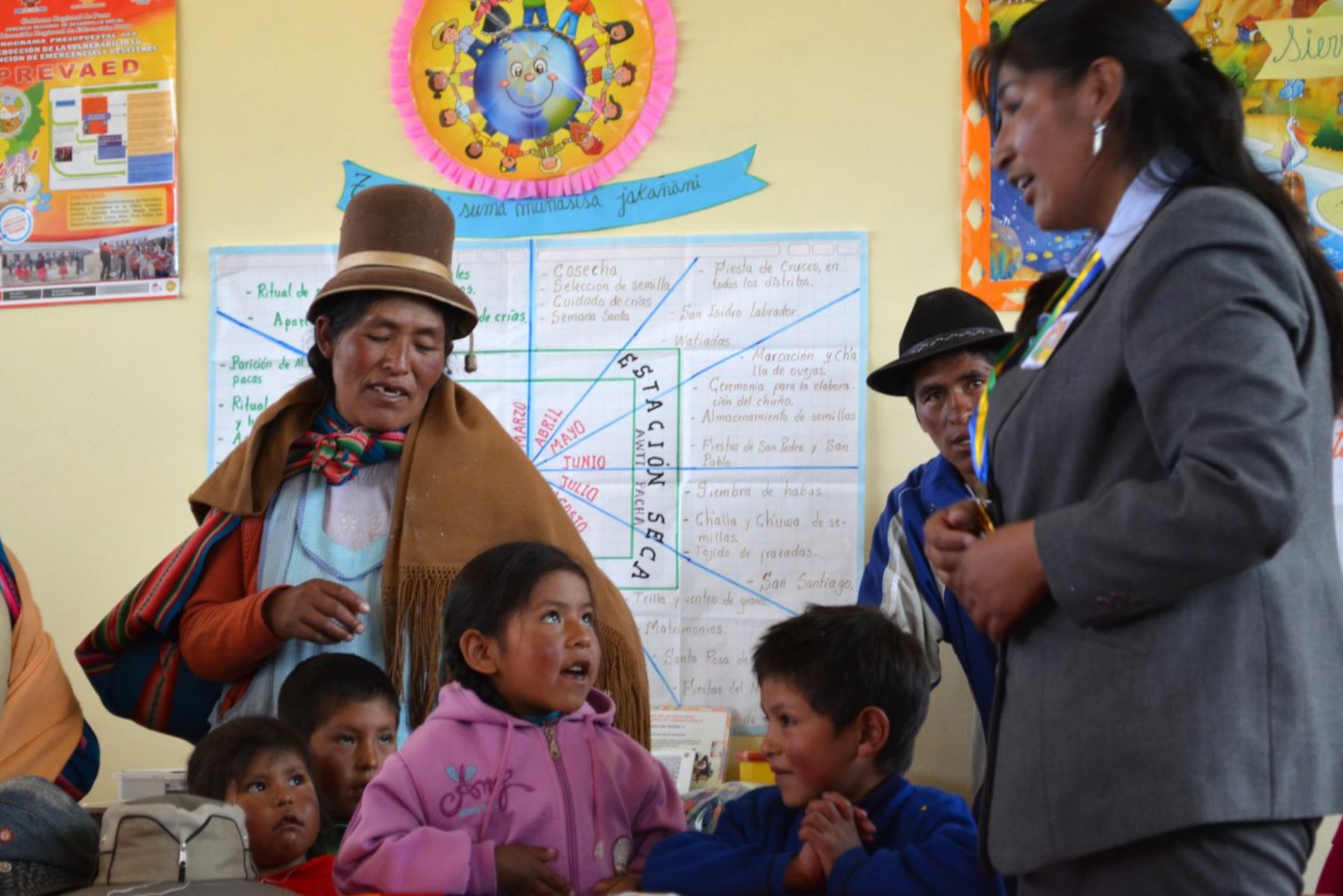 El Perú tiene actualmente 26,862 instituciones de Educación Intercultural Bilingüe (EIB) donde estudian 1 millón 239,389 niños, adolescentes y jóvenes que hablan una de las 48 lenguas originarias que registra nuestro país.