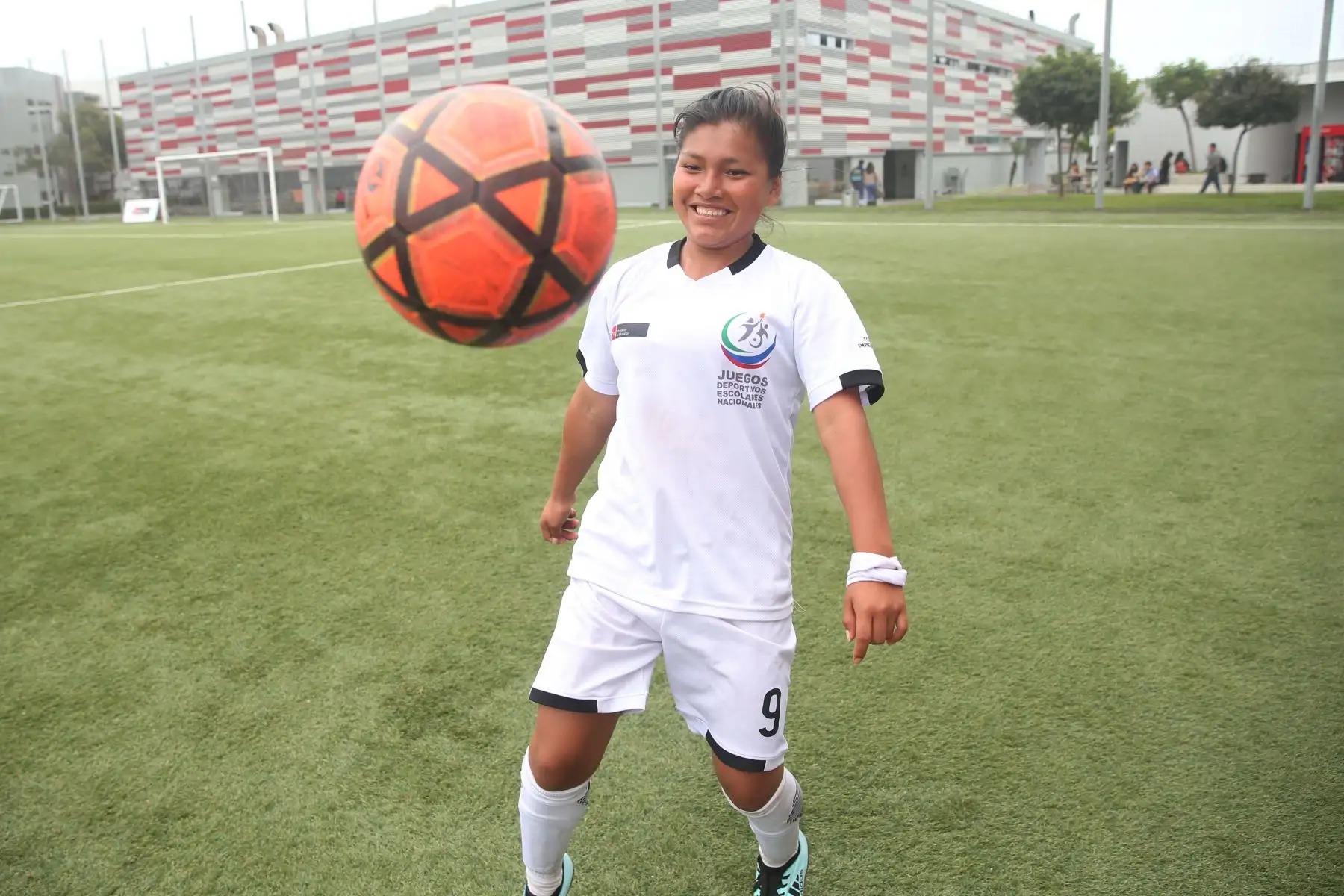 Escolares Ashaninka  de Pasco, ganan 2 a 1 a Quechua Chanka de Ayacucho, logrando el primer puesto en el campeonato de Fútbol C Damas Pueblos originarios por los Juegos Deportivos Escolares Nacionales en la UPC de Chorrillos. 
Foto: ANDINA/Eddy Ramos