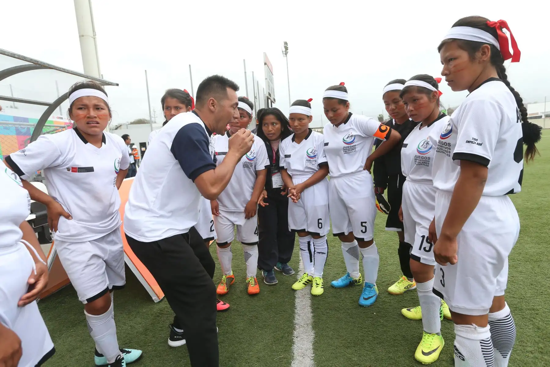 Escolares Ashaninka  de Pasco, ganan 2 a 1 a Quechua Chanka de Ayacucho, logrando el primer puesto en el campeonato de Fútbol C Damas Pueblos originarios por los Juegos Deportivos Escolares Nacionales en la UPC de Chorrillos. 
Foto: ANDINA/Eddy Ramos