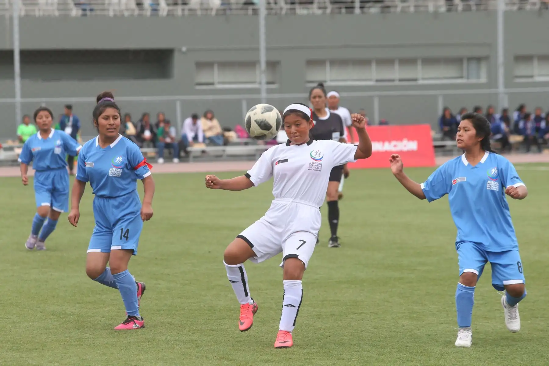 Escolares Ashaninka  de Pasco, ganan 2 a 1 a Quechua Chanka de Ayacucho, logrando el primer puesto en el campeonato de Fútbol C Damas Pueblos originarios por los Juegos Deportivos Escolares Nacionales en la UPC de Chorrillos. 
Foto: ANDINA/Eddy Ramos