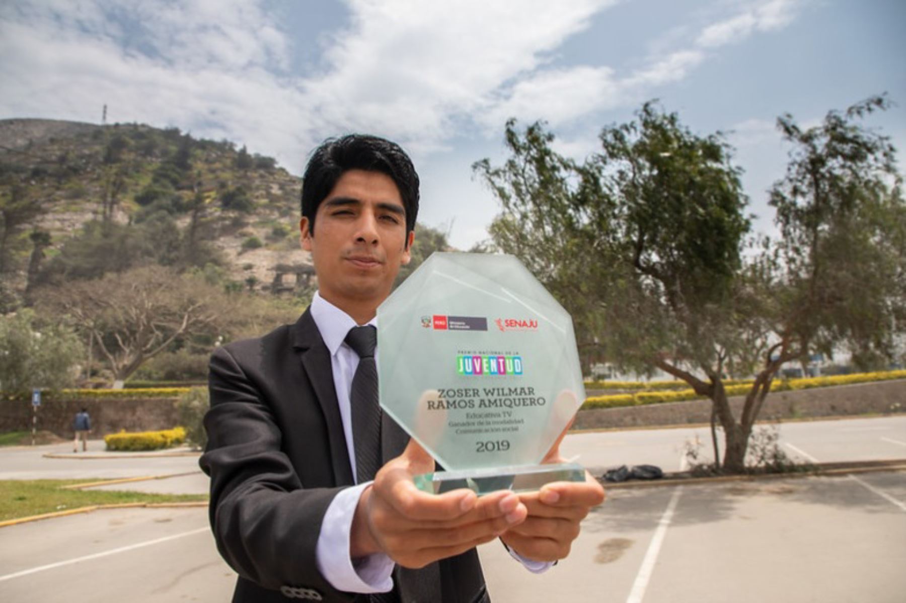 Becario Zoser Ramos, ganador el Premio Nacional de la Juventud 2019 y creador de plataforma digital Educa Tv, que comparte innovadoras estrategias de educación para los niños en lenguas originarias. ANDINA/Difusión