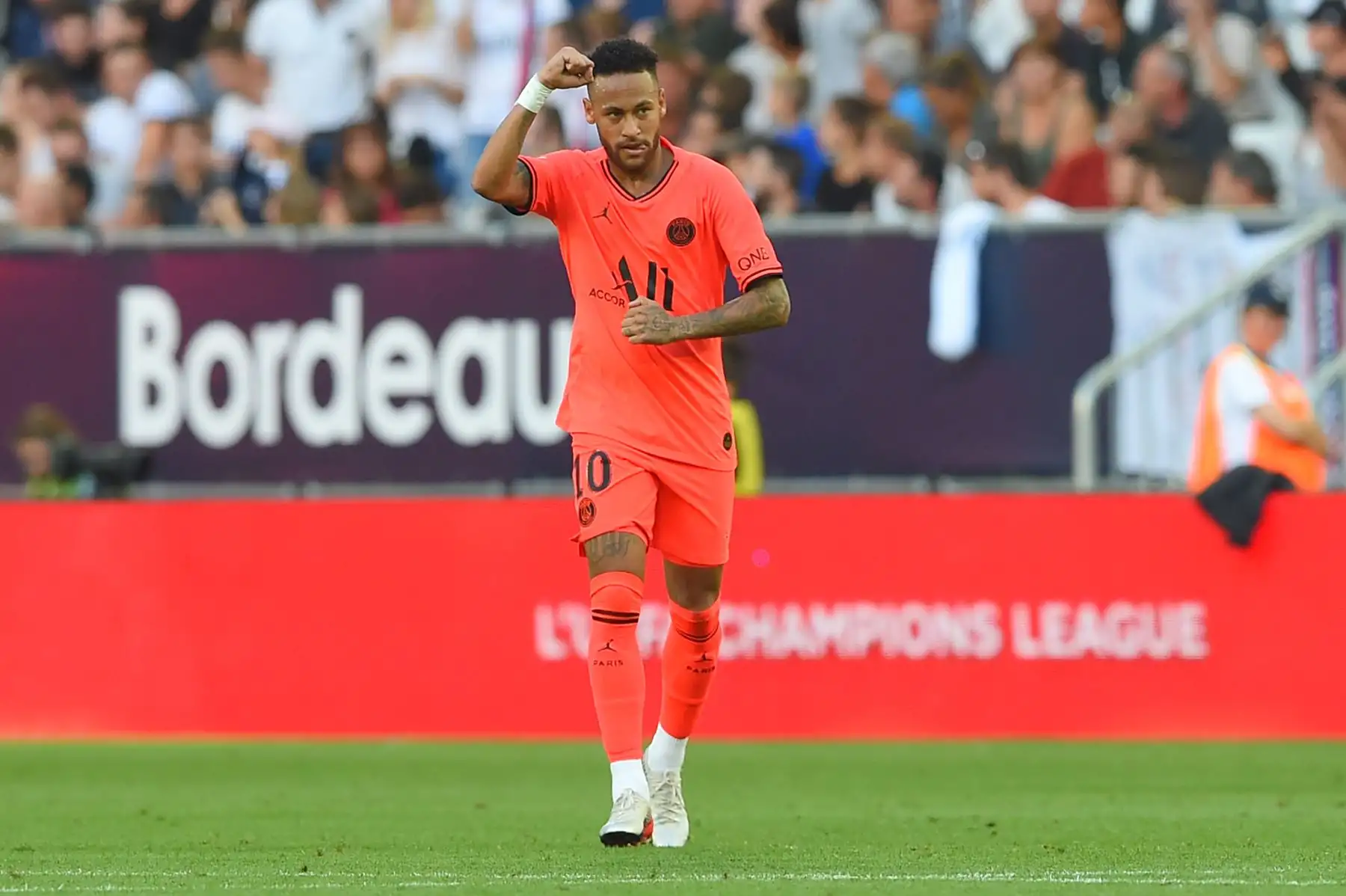 El delantero brasileño de Paris Saint-Germain, Neymar (C), celebra tras marcar un gol durante el partido de fútbol francés L1 entre Girondins de Bordeaux y Paris Saint-Germain (PSG).
Foto: AFP