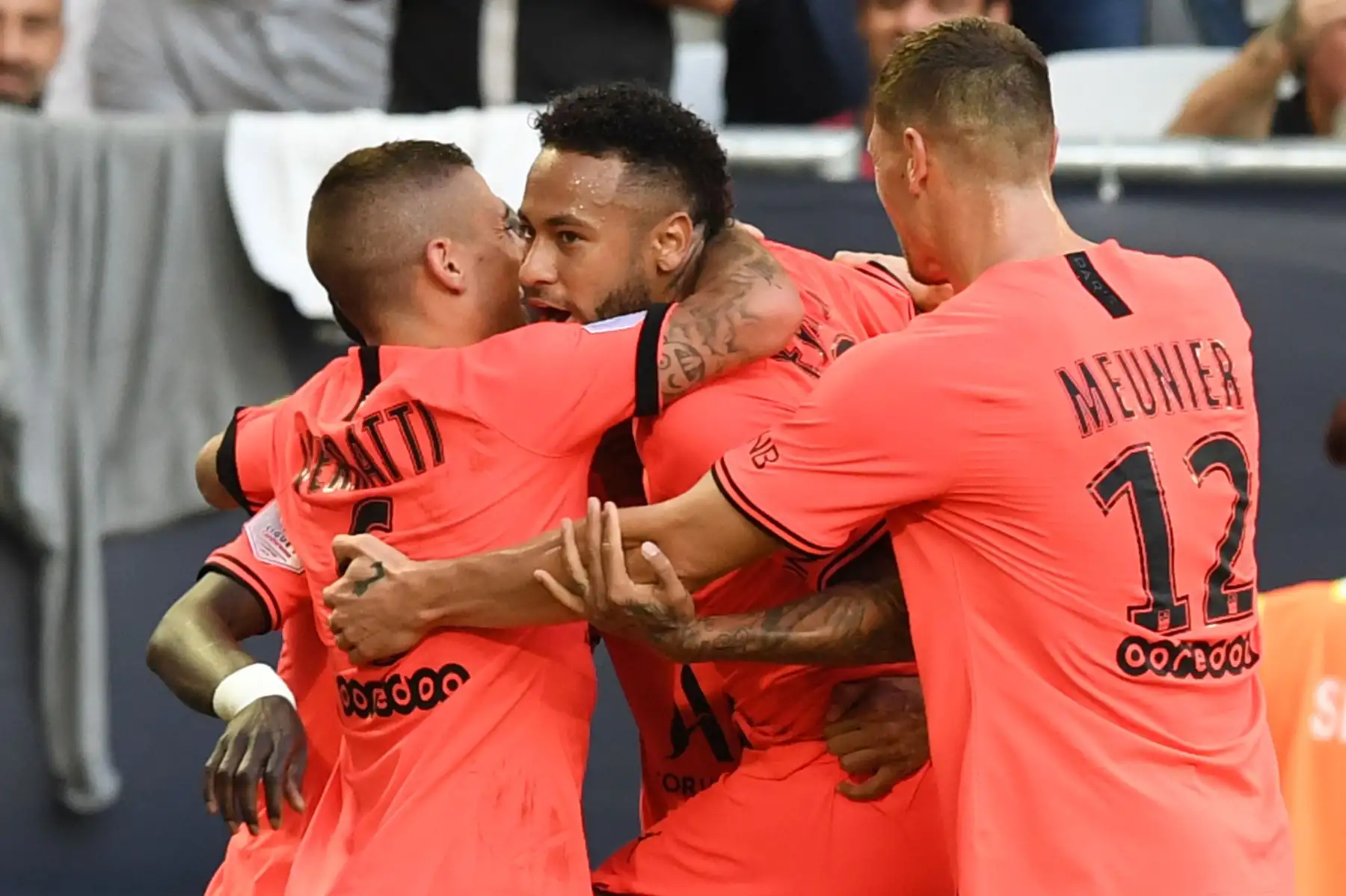 El delantero brasileño de Paris Saint-Germain, Neymar (C), es felicitado por sus compañeros de equipo después de marcar un gol durante el partido de fútbol francés L1 entre Girondins de Bordeaux y Paris Saint-Germain (PSG).
Foto:AFP
