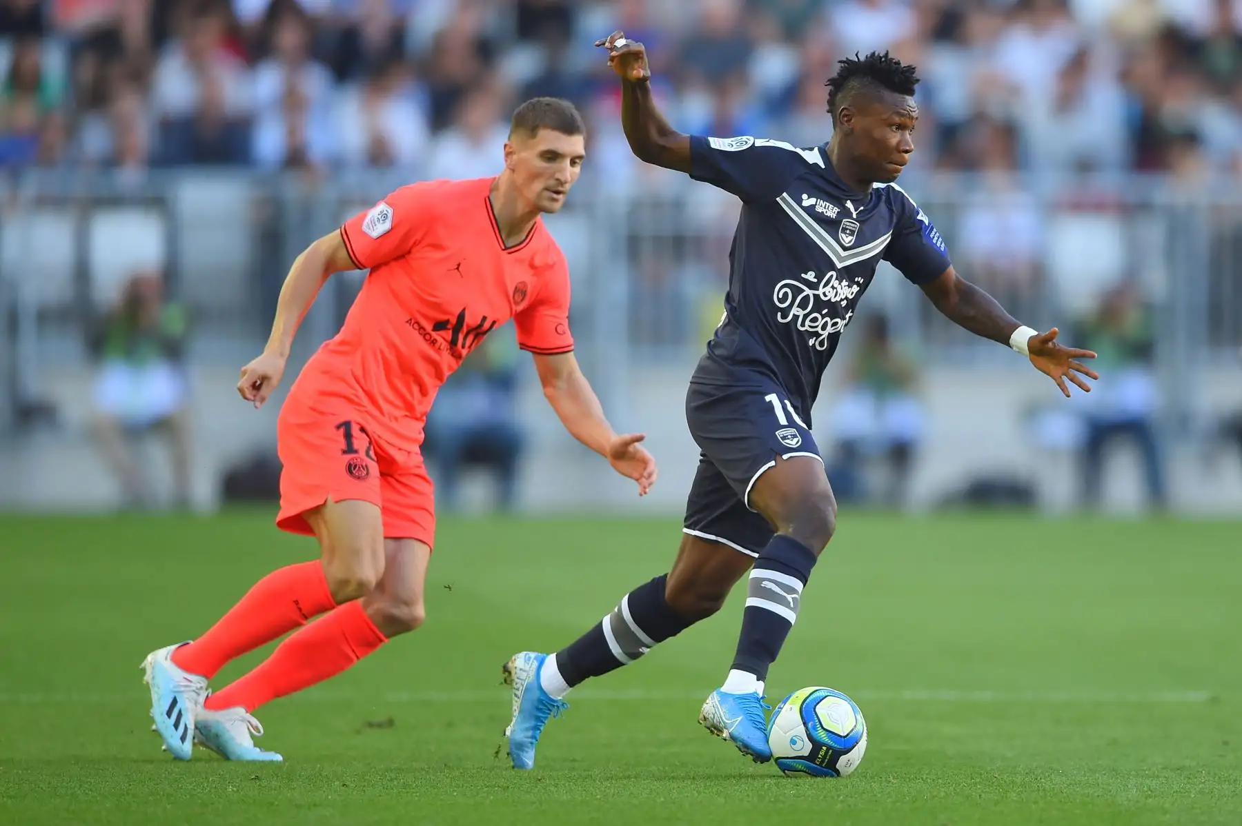 El delantero nigeriano de Burdeos, Samuel Kalu (R) compite con el defensor belga del Paris Saint-Germain Thomas Meunier (L) durante el partido de fútbol francés L1 entre Girondins de Bordeaux y Paris Saint-Germain (PSG).
Foto. AFP