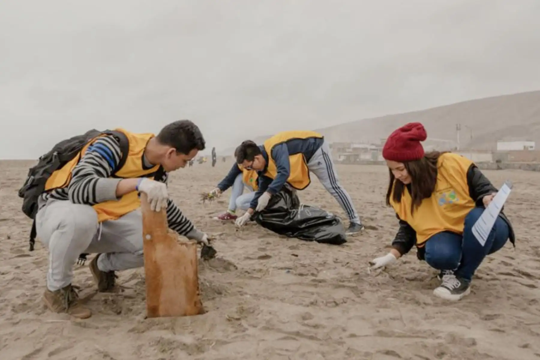 Más de 1500 voluntarios del programa “Manos que Ayudan” de la Iglesia Jesucristo de los Santos de los Últimos Días  participan en la tercera fecha de la jornada de limpieza de playas.
Foto: ANDINA/Difusión