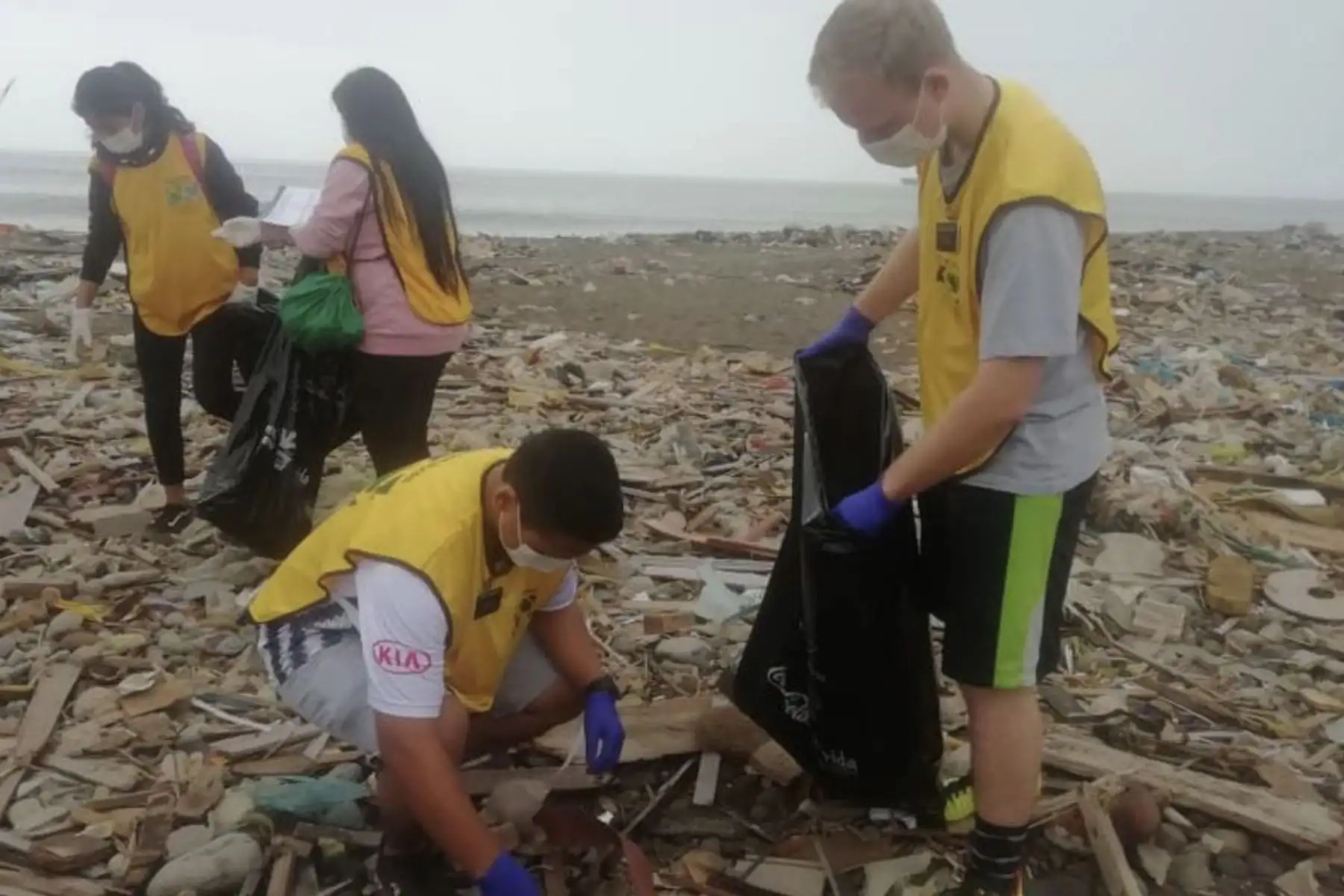 Más de 1500 voluntarios del programa “Manos que Ayudan” de la Iglesia Jesucristo de los Santos de los Últimos Días  participan en la tercera fecha de la jornada de limpieza de playas.
Foto: ANDINA/Difusión