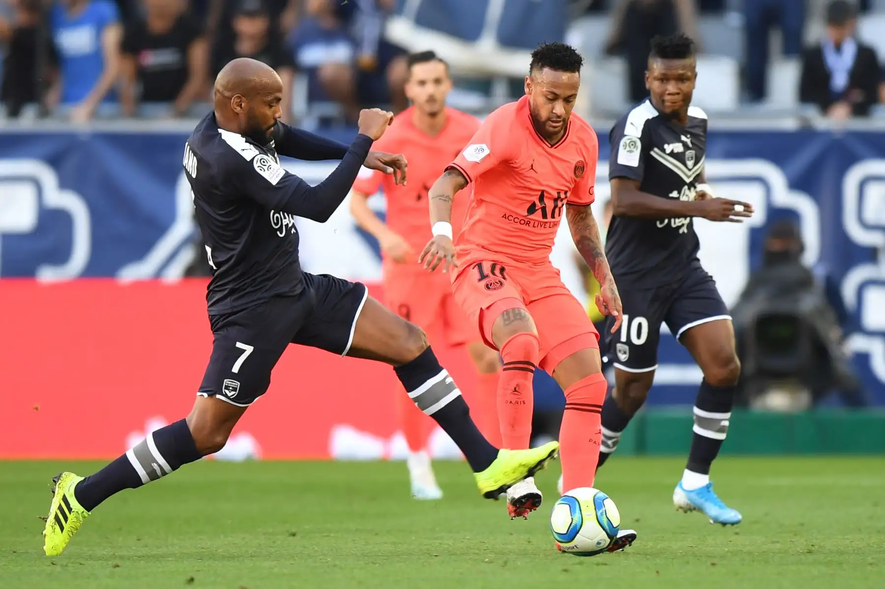 El delantero francés de Burdeos Jimmy Briand (L) compite con el delantero brasileño de Paris Saint-Germain Neymar durante el partido de fútbol francés L1 entre Girondins de Bordeaux y Paris Saint-Germain (PSG.
Foto: AFP