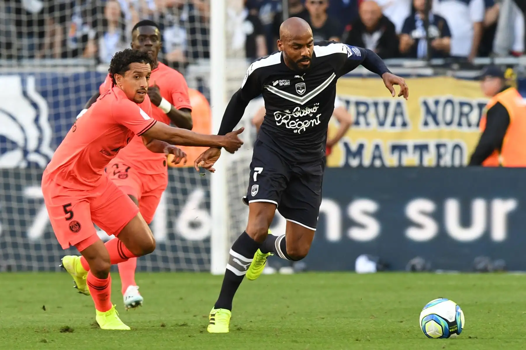 El defensa brasileño de Paris Saint-Germain, Marquinhos (L) compite con el delantero francés de Burdeos Jimmy Briand durante el partido de fútbol francés L1 entre Girondins de Bordeaux y Paris Saint-Germain (PSG).
Foto: AFP