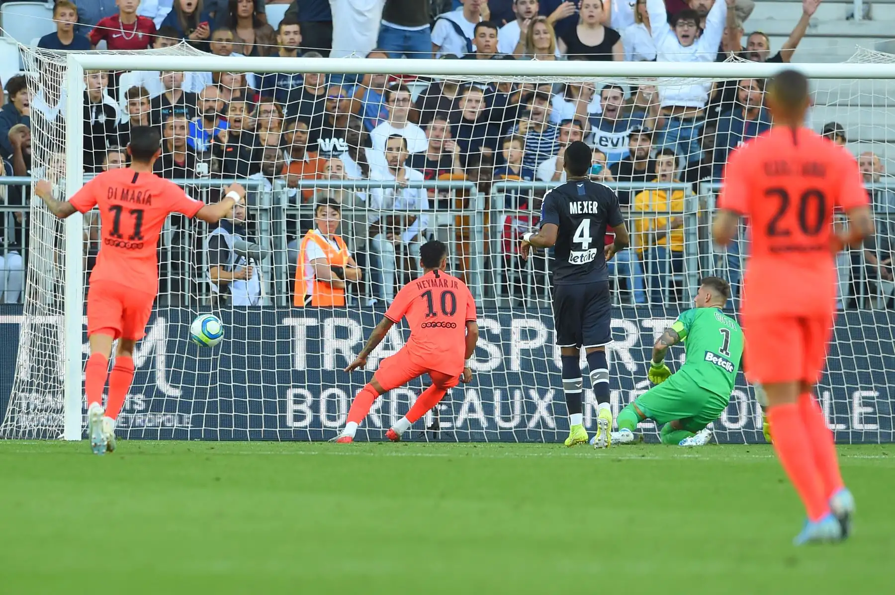 El delantero brasileño de Paris Saint-Germain, Neymar (C), celebra tras marcar un gol durante el partido de fútbol francés L1 entre Girondins de Bordeaux y Paris Saint-Germain (PSG).
Foto: AFP