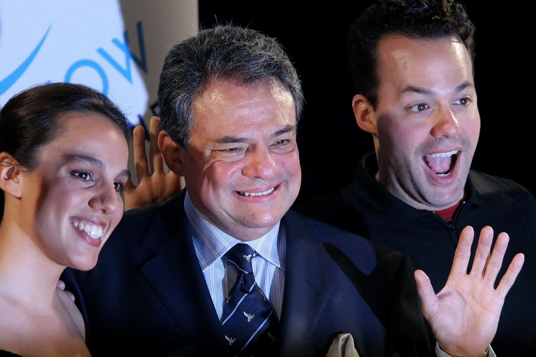 El cantante mexicano Jose Jose, acompañado por sus hijos Jose Joel (D) y Marisol Soza, saluda durante una conferencia el 06 de diciembre de 2004 en ciudad de Mexico.
Foto: AFP
