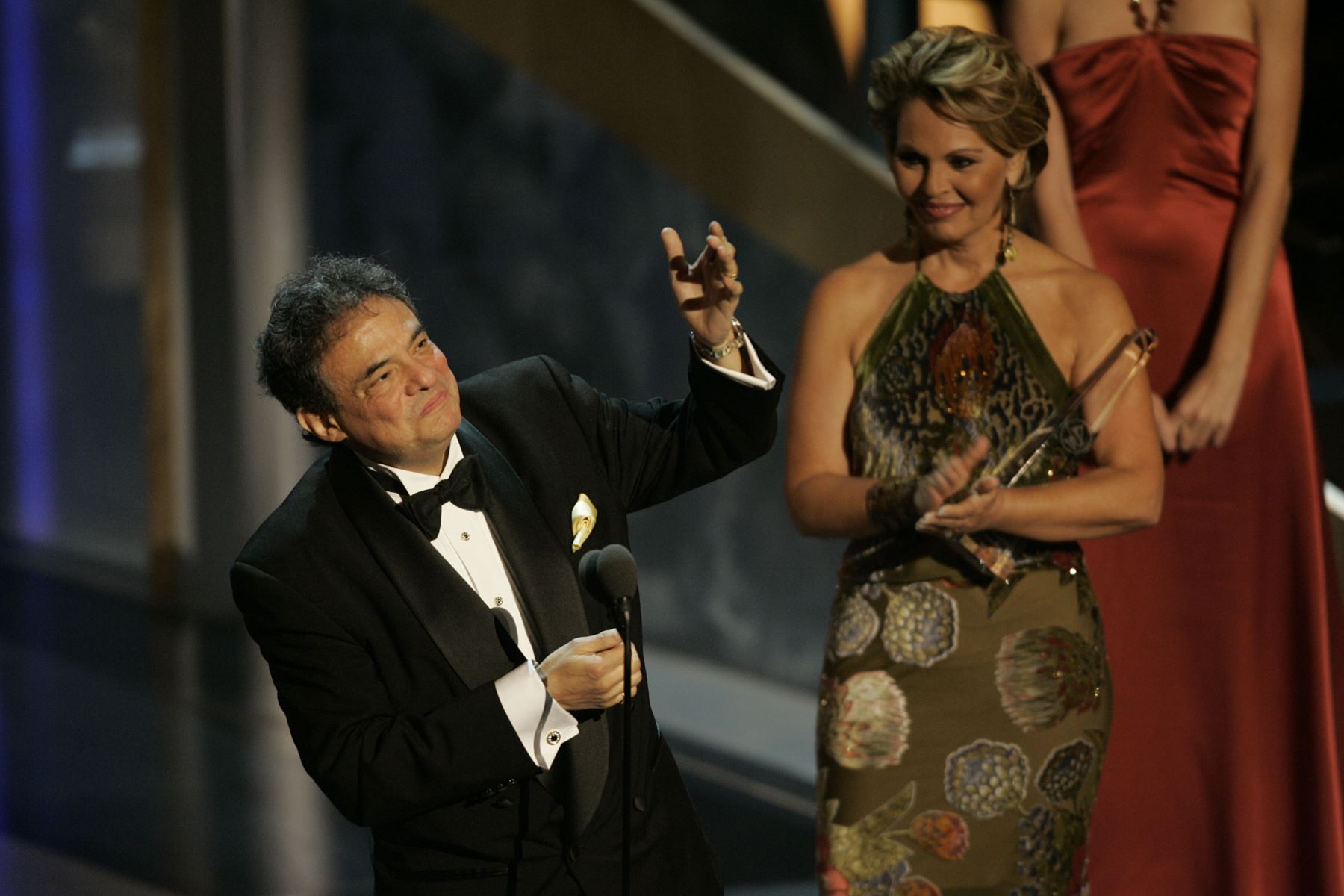 En esta foto de archivo tomada el 2 de noviembre de 2005, el cantante mexicano José José acepta su premio durante la sexta presentación anual de los Premios Grammy Latinos en el Auditorio Shrine de Los Ángeles, California. 
Foto: AFP