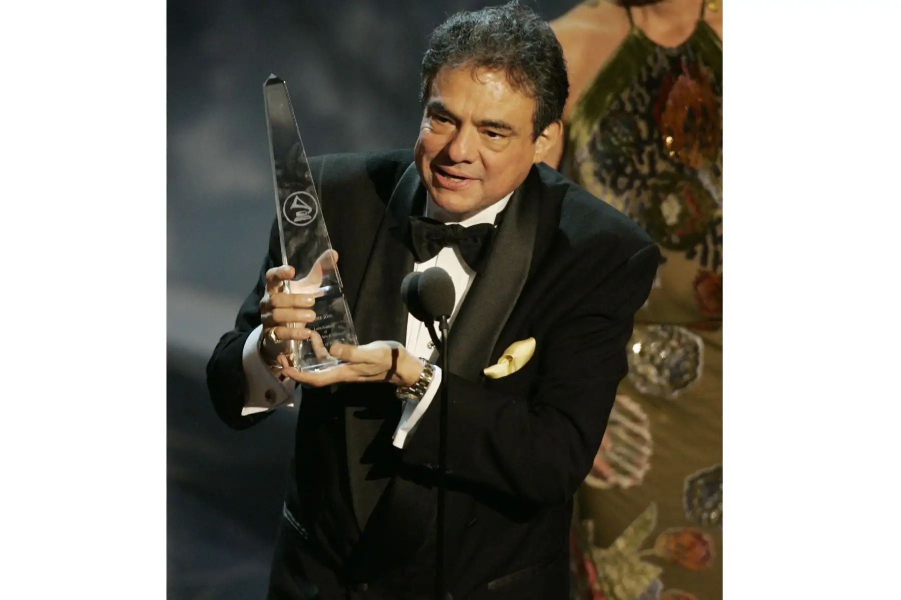 En esta foto de archivo tomada el 2 de noviembre de 2005, el cantante mexicano José José acepta su premio durante la sexta presentación anual de los Premios Grammy Latinos en el Auditorio Shrine de Los Ángeles, California. 
Foto: AFP