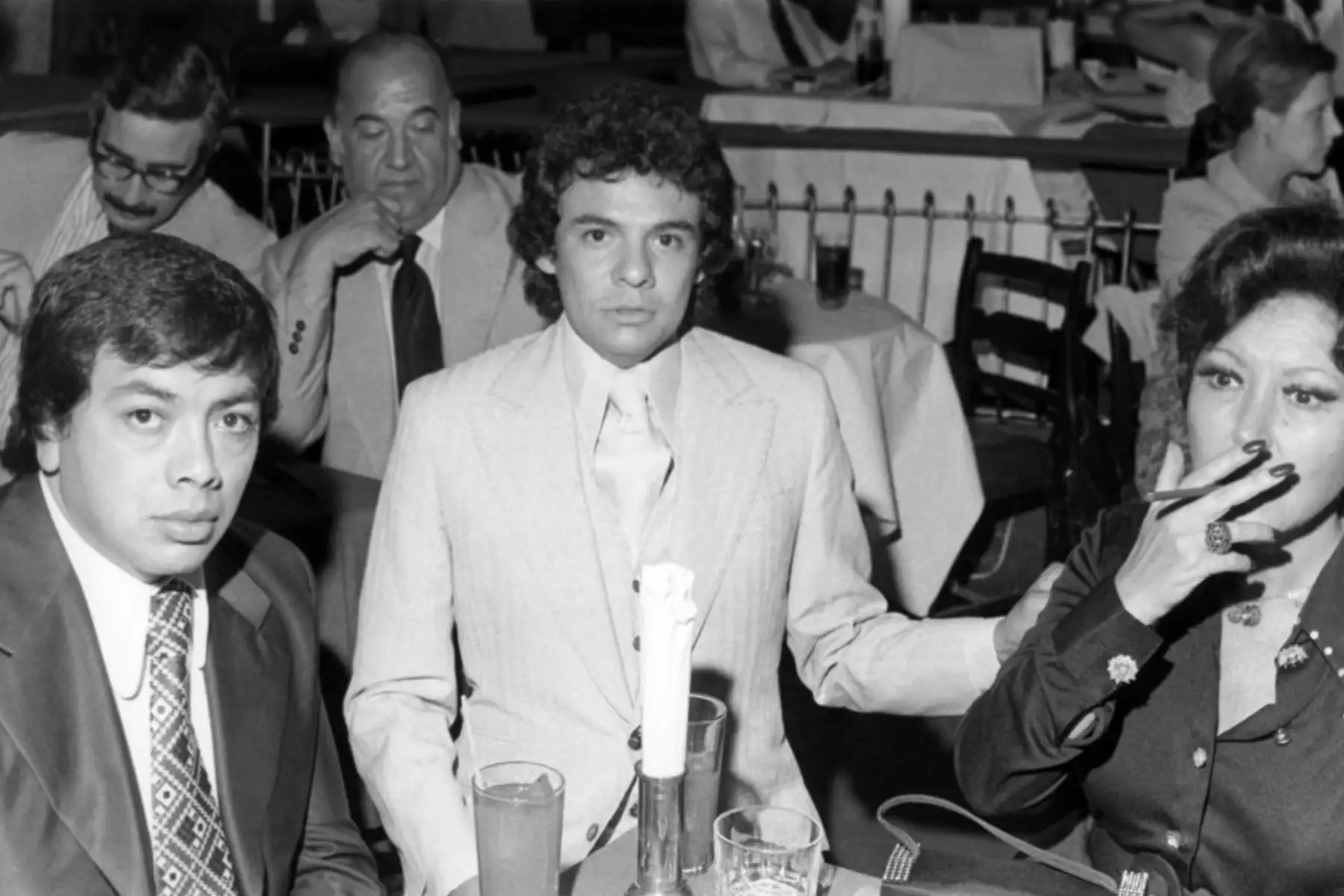 El cantante mexicano José José (en el centro), durante la reaparición de la cantante Lucha Villa a principios de los setenta en Madrid.
Foto: EFE