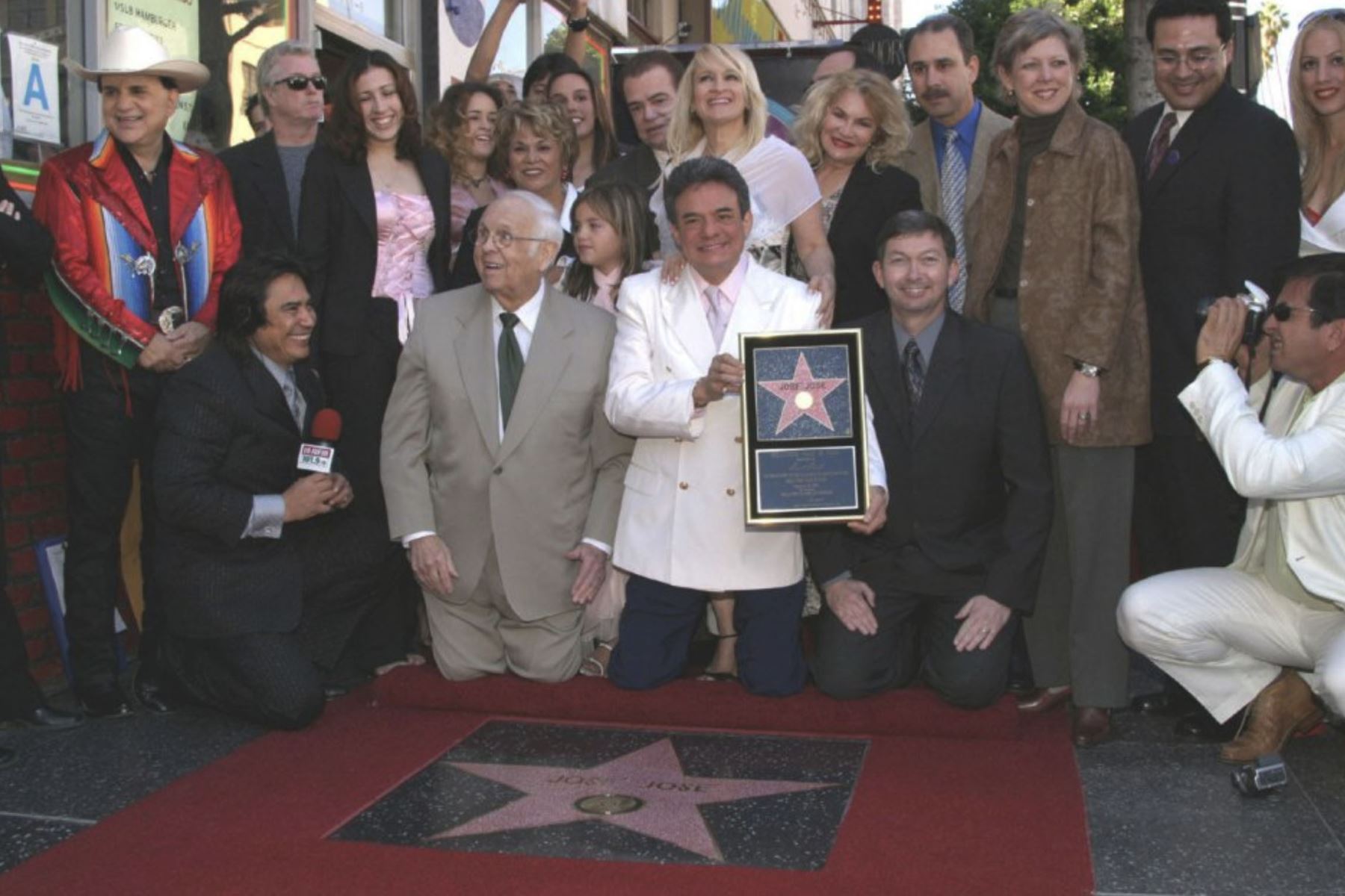 El cantante mexicano José José, en la entrega de la estrella número 2.247 en el Paseo de la Fama de Hollywood, en Los Ángeles en 2004.
Foto:EFE