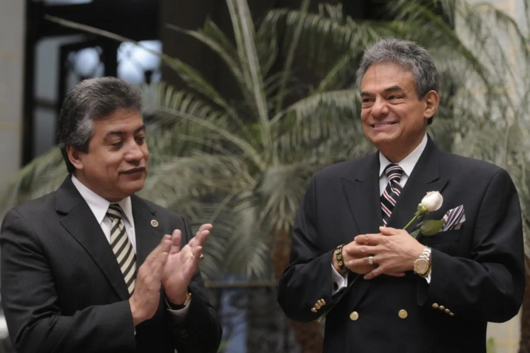 El cantante mexicano José José (a la derecha) es felicitado por el ministro de Cultura de Guatemala, Héctor Escobedo Ayala, durante la ceremonia en la que el artista fue declarado por el Gobierno de Guatemala como "mensajero de la paz", el 5 de mayo de 2011.
Foto: EFE