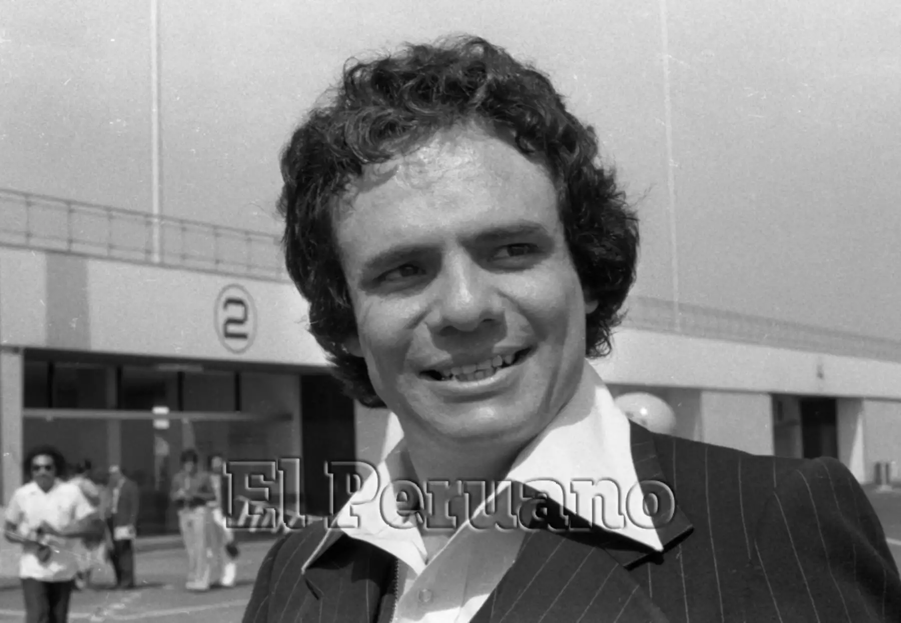 Lima - 29 junio 1980 / José José el baladista mexicano permaneció cuarenta minutos en nuestro primer aeropuerto mientras esperaba la salida del avión que lo conduciría a Chile. Foto:Archivo Histórico EL PERUANO