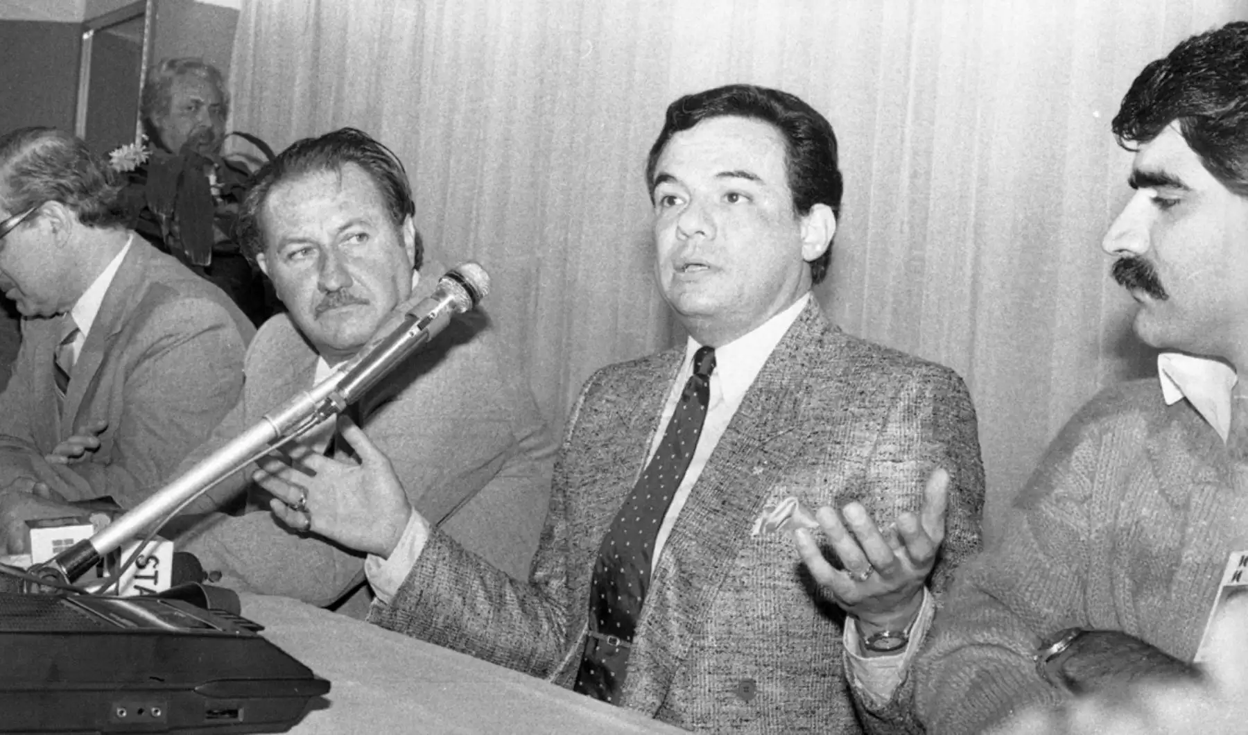 Lima - 29 junio 1980 / José José el baladista mexicano permaneció cuarenta minutos en nuestro primer aeropuerto mientras esperaba la salida del avión que lo conduciría a Chile. Foto:Archivo Histórico EL PERUANO