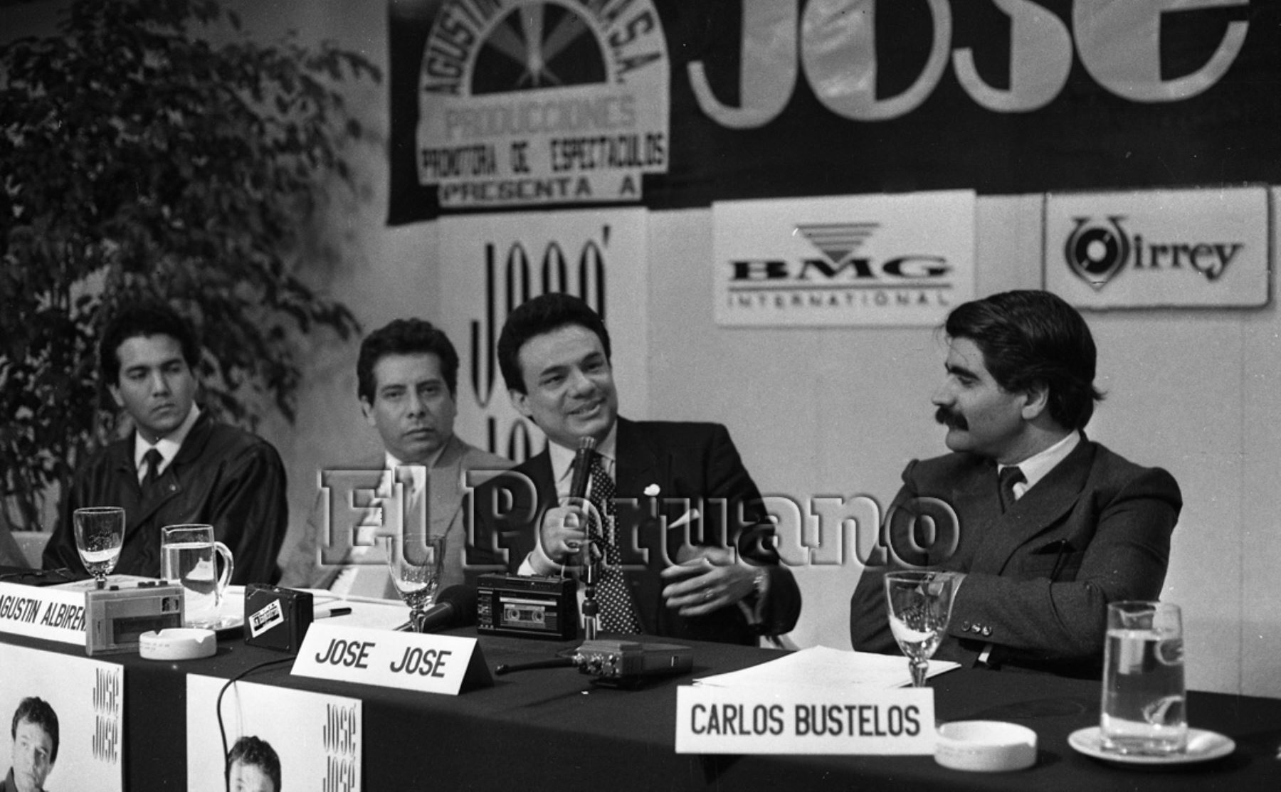 Lima - 29 junio 1980 / José José el baladista mexicano permaneció cuarenta minutos en nuestro primer aeropuerto mientras esperaba la salida del avión que lo conduciría a Chile. Foto:Archivo Histórico EL PERUANO