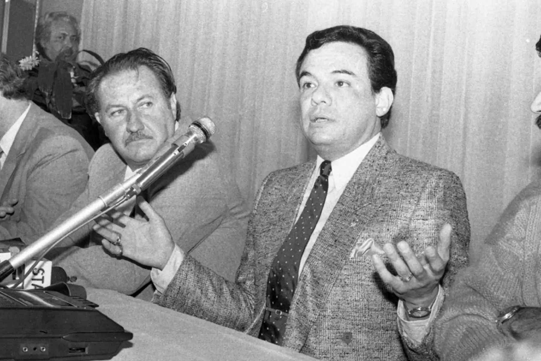 Lima - 29 junio 1980 / José José el baladista mexicano permaneció cuarenta minutos en nuestro primer aeropuerto mientras esperaba la salida del avión que lo conduciría a Chile. Foto:Archivo Histórico EL PERUANO