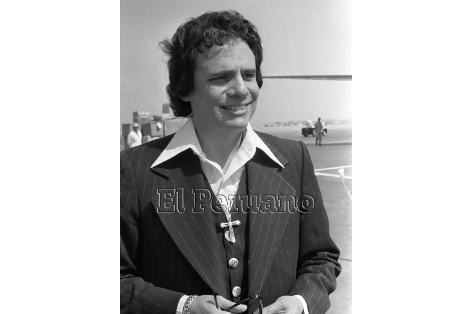 Lima - 29 junio 1980 / José José el baladista mexicano permaneció cuarenta minutos en nuestro primer aeropuerto y mientras esperaba la salida del avión que o conduciría a Chile. 
Foto: Rómulo Luján / Archivo Histórico EL PERUANO
