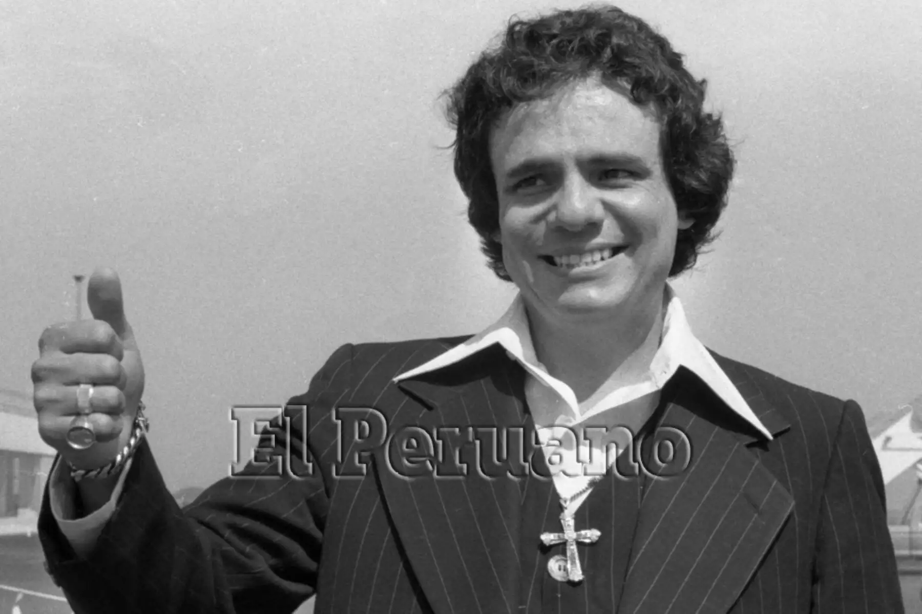 Lima - 29 junio 1980 / José José el baladista mexicano permaneció cuarenta minutos en nuestro primer aeropuerto y mientras esperaba la salida del avión que o conduciría a Chile. 
Foto: Rómulo Luján / Archivo Histórico EL PERUANO