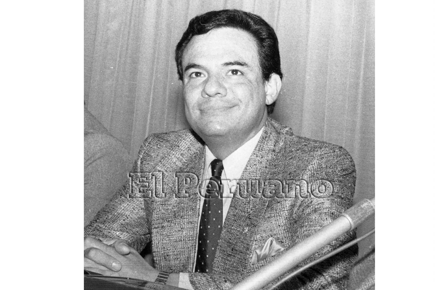 Lima - 14 octubre 1986 / El cantante mexicano José José, arribo a Lima para iniciar sus actuaciones, empezando por Iquitos y luego continuara cantando en Lima. 
Foto: Américo Alburquerque / Archivo Histórico EL PERUANO