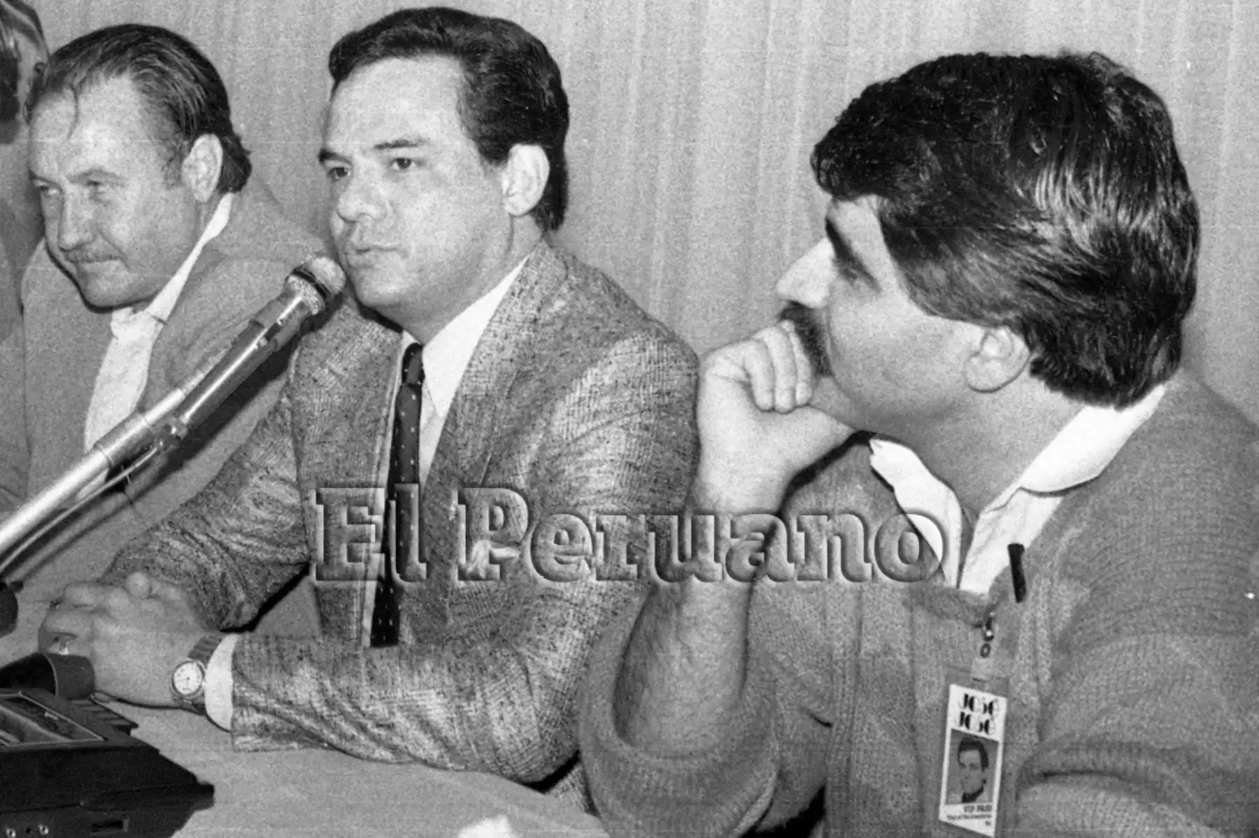 Lima - 14 octubre 1986 / El cantante mexicano José José, arribo a Lima para iniciar sus actuaciones, empezando por Iquitos y luego continuara cantando en Lima. 
Foto: Américo Alburquerque / Archivo Histórico EL PERUANO