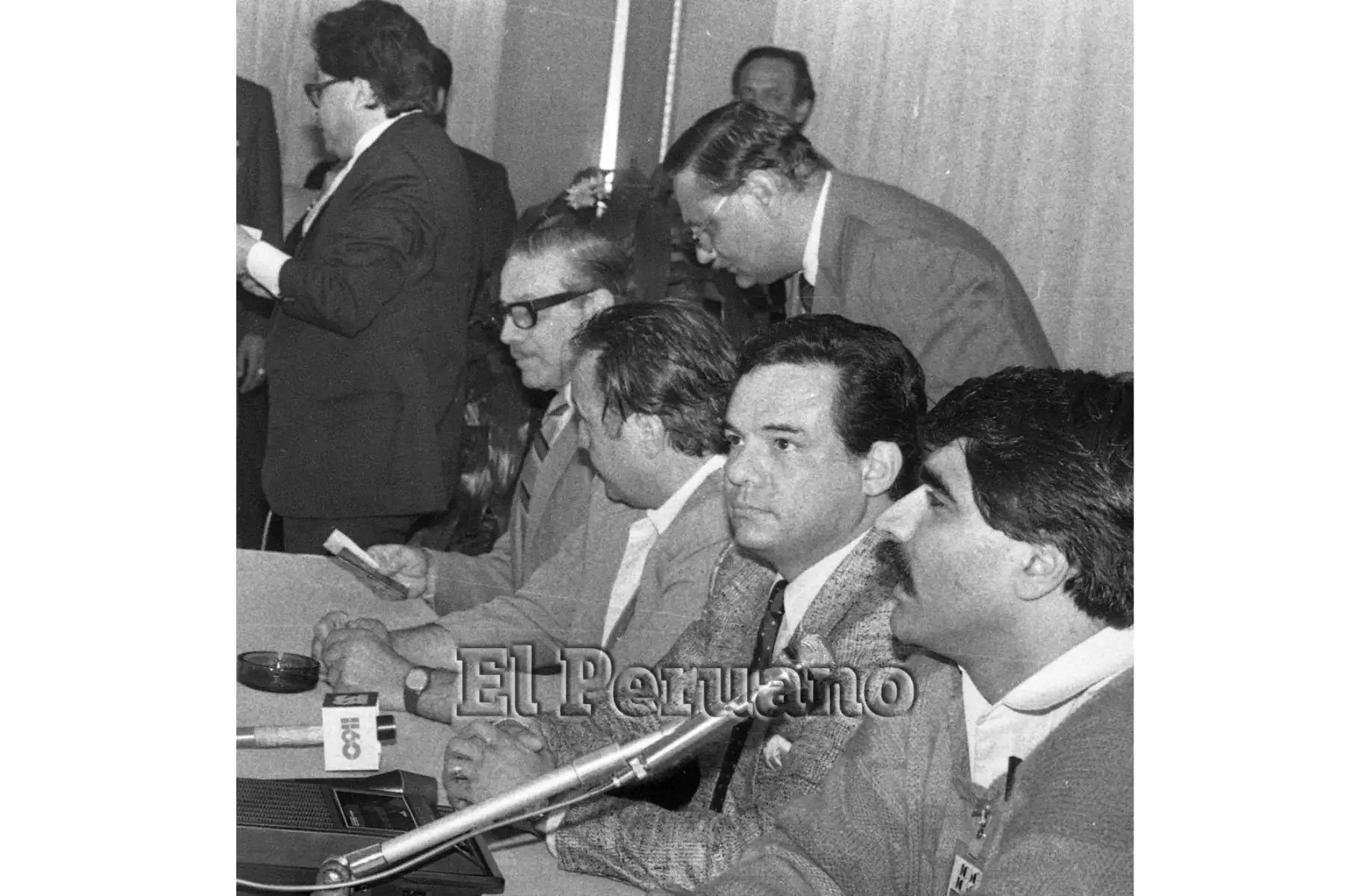 Lima - 14 octubre 1986 / El cantante mexicano José José, arribo a Lima para iniciar sus actuaciones, empezando por Iquitos y luego continuara cantando en Lima. 
Foto: Américo Alburquerque / Archivo Histórico EL PERUANO