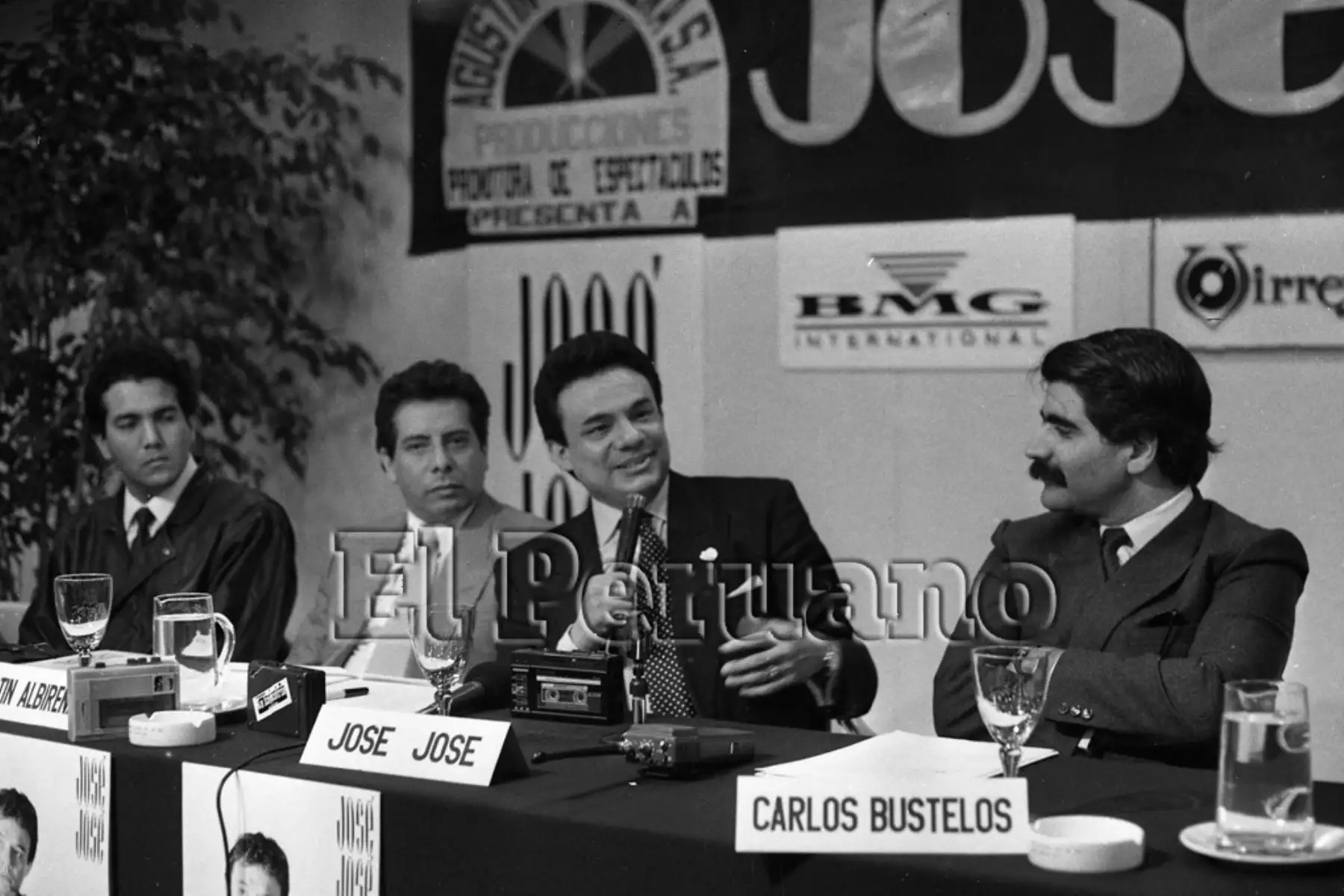 Lima - 10 julio 1990 / El astro mexicano José José, dialoga con los medios en conferencia de prensa, a su arribo a nuestra capital.  
Foto: Pavel Marrull / Archivo Histórico EL PERUANO