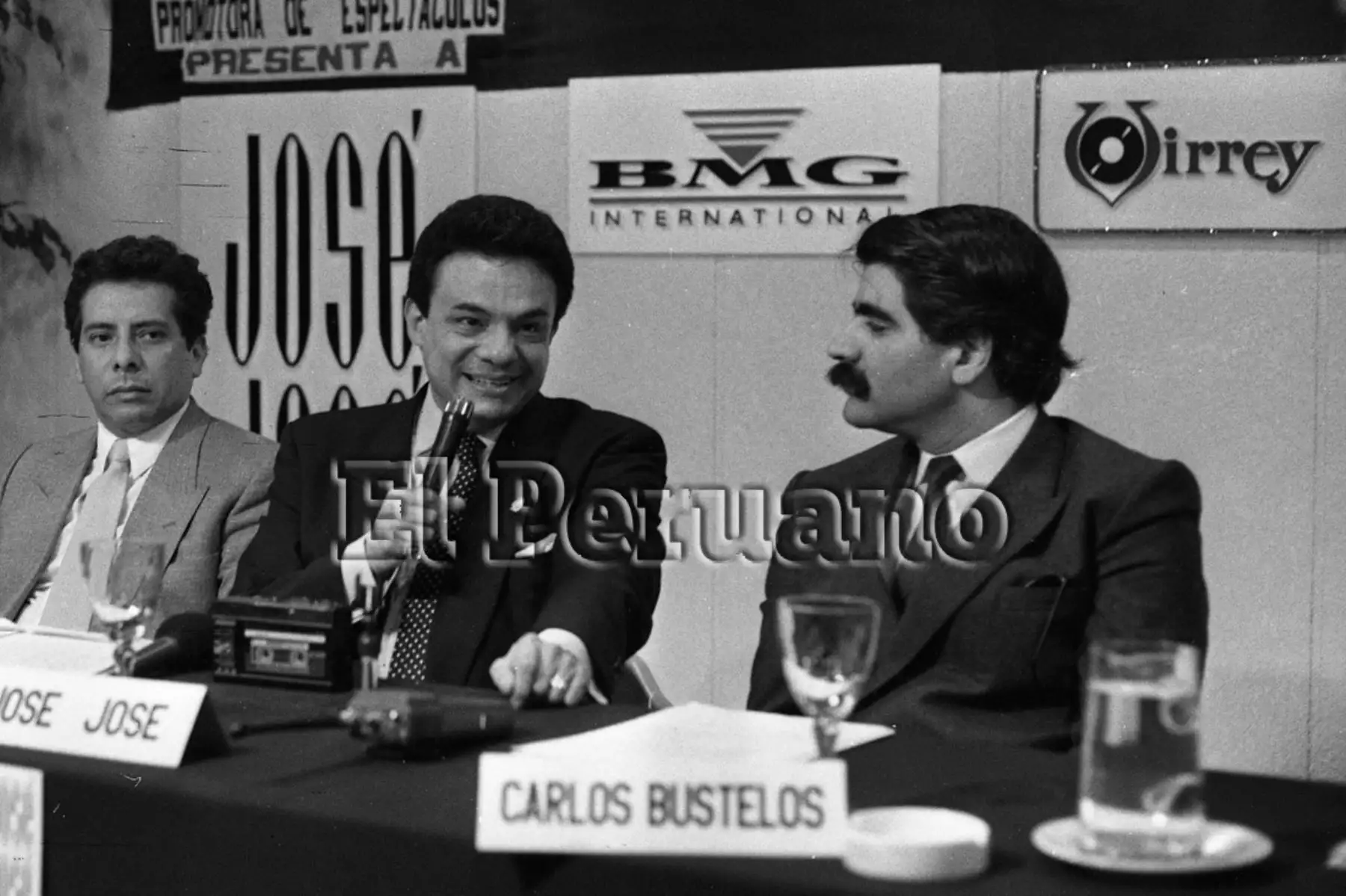 Lima - 10 julio 1990 / El astro mexicano José José, dialoga con los medios en conferencia de prensa, a su arribo a nuestra capital.  
Foto: Pavel Marrull / Archivo Histórico EL PERUANO