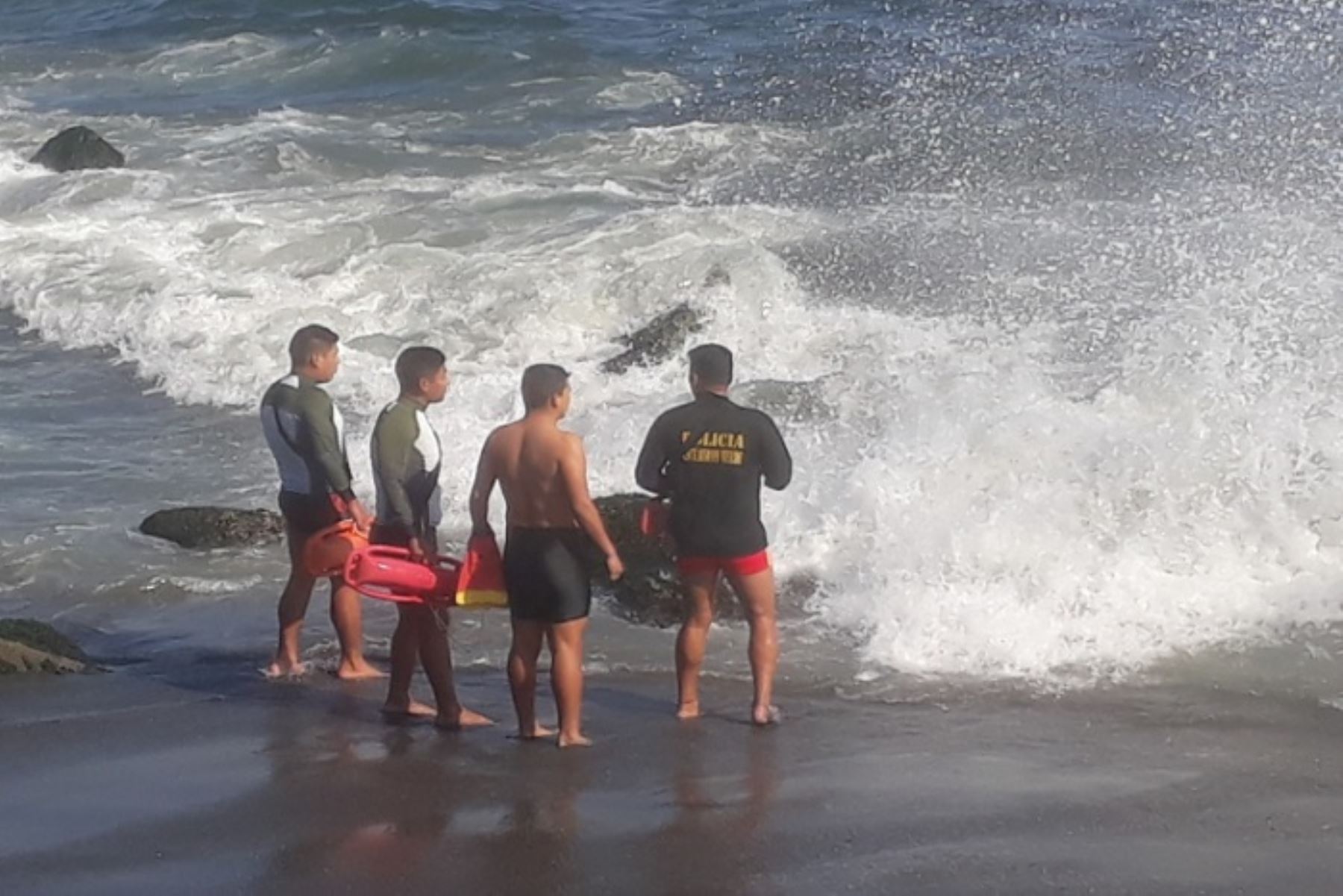 Un joven universitario, procedente de Lima, identificado como Israel Acevedo Ruíz (25), cayó accidentalmente a las aguas de la playa Tuquillo, en la provincia ancashina de Huarmey y hasta el momento las autoridades no han podido hallar su cuerpo; informaron la Policía local.ANDINA/Difusión