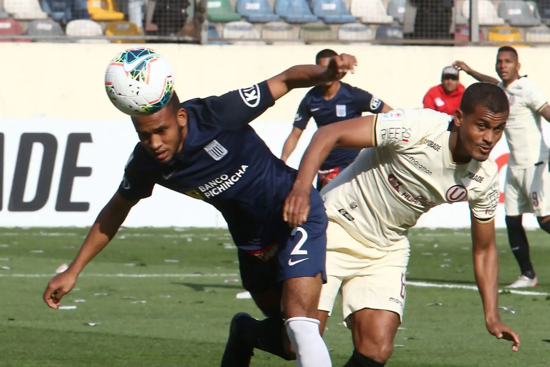 Neliho Kina de Universitario de Deportes disputa la pelota con Aldair Salazar de Alianza Lima en el estadio Monumental, por la Fecha 9 del Torneo Clausura. Foto: ANDINA/Vidal Tarqui