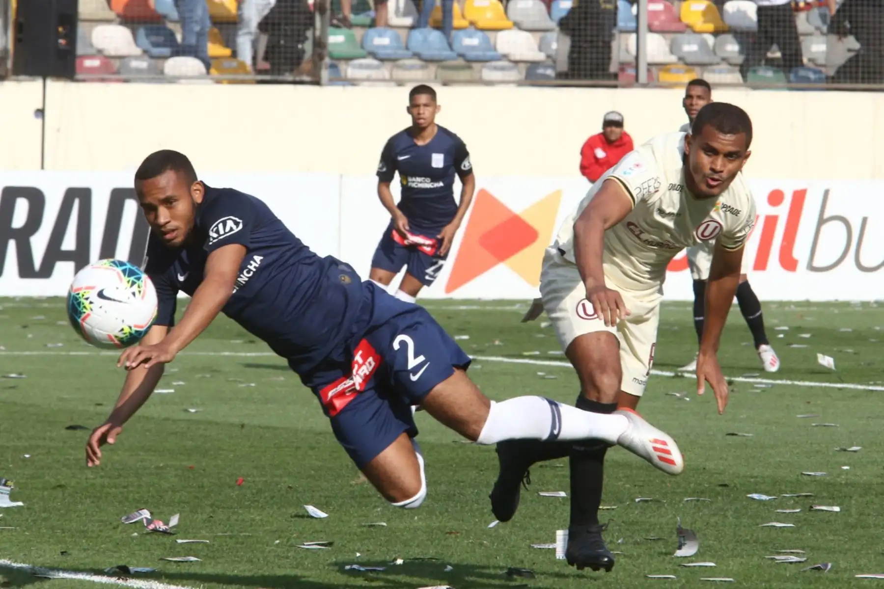 Neliho Kina de Universitario de Deportes disputa la pelota con Aldair Salazar de Alianza Lima en el estadio Monumental, por la Fecha 9 del Torneo Clausura. 
Foto: ANDINA/Vidal Tarqui