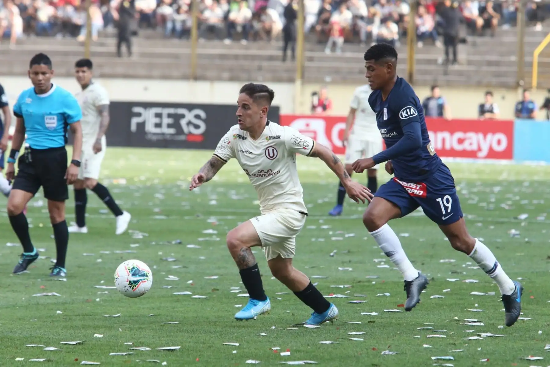 Alejandro Hohberg de Universitario de Deportes disputa la pelota con Wilder Cartagena de Alianza Lima en el estadio Monumental, por la Fecha 9 del Torneo Clausura. Foto: ANDINA/Vidal Tarqui