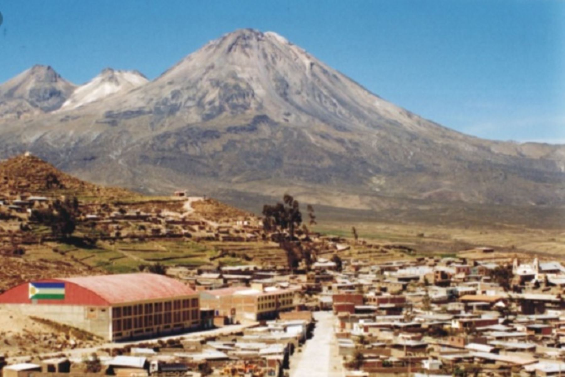 Ante una posible reactivación de los volcanes Tutupaca y Yucamane, ubicados en el departamento de Tacna, más de 13 mil personas que viven en zonas aledañas estarían en peligro, informó el Instituto Geológico, Minero y Metalúrgico (Ingemmet), a través de su Observatorio Vulcanológico.