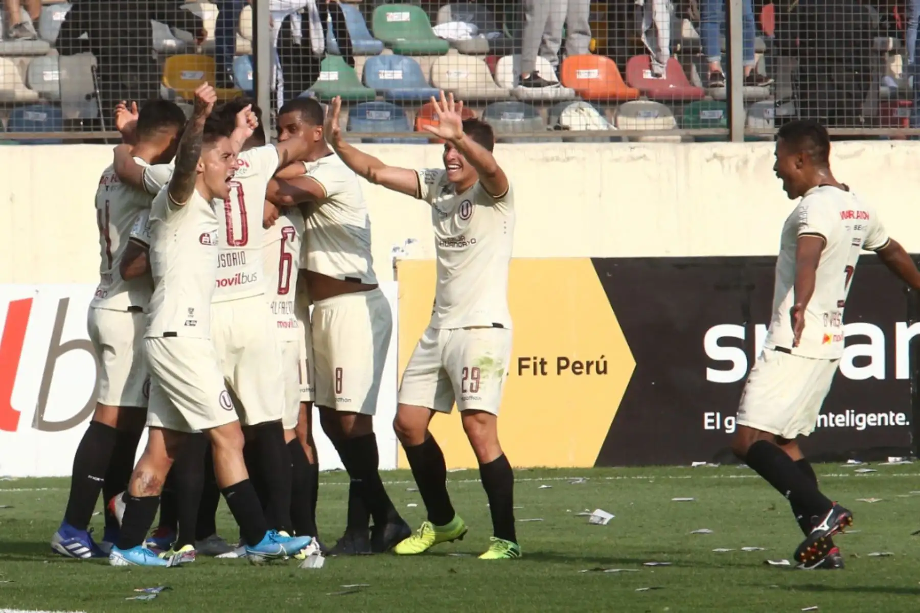 Universitario de Deportes celebra el 1er gol ante  Alianza Lima en el clásico del futbol peruano jugado en el estadio Monumental, por la Fecha 9 del Torneo Clausura. Foto: ANDINA/Vidal Tarqui