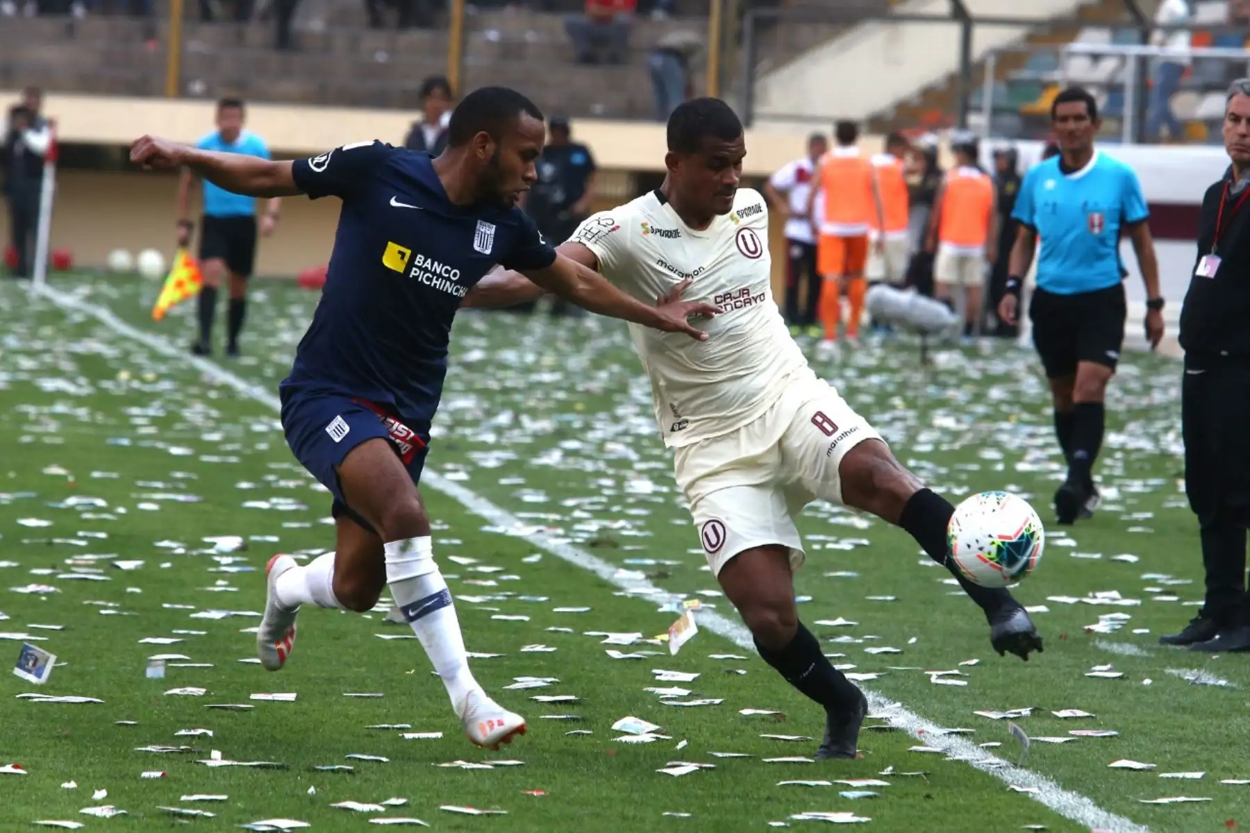 Neliho Kina de Universitario de Deportes disputa la pelota con Aldair Salazar de Alianza Lima en el estadio Monumental, por la Fecha 9 del Torneo Clausura. 
Foto: ANDINA/Vidal Tarqui