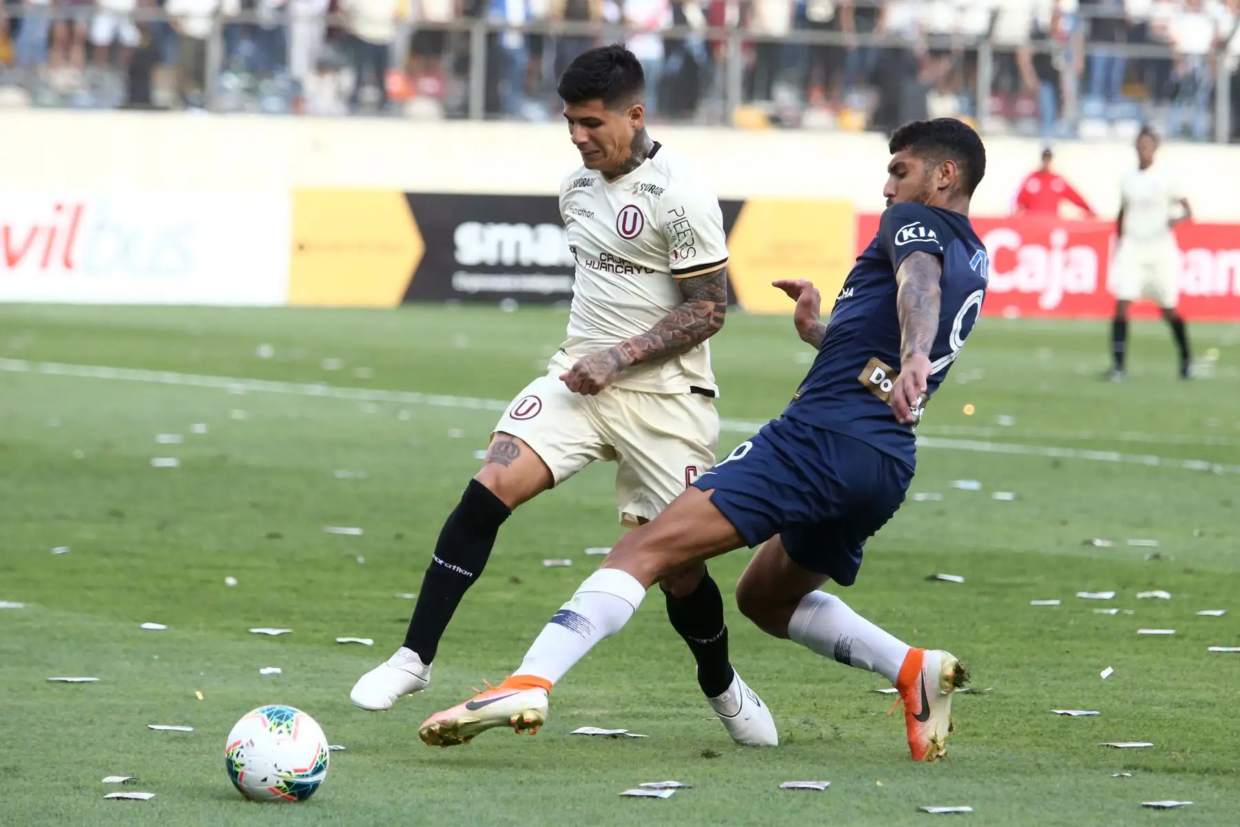 Armando Alfageme de Universitario de Deportes disputa la pelota con Adrian Balboa de Alianza Lima en el estadio Monumental, por la Fecha 9 del Torneo Clausura. 
Foto: ANDINA/Vidal Tarqui