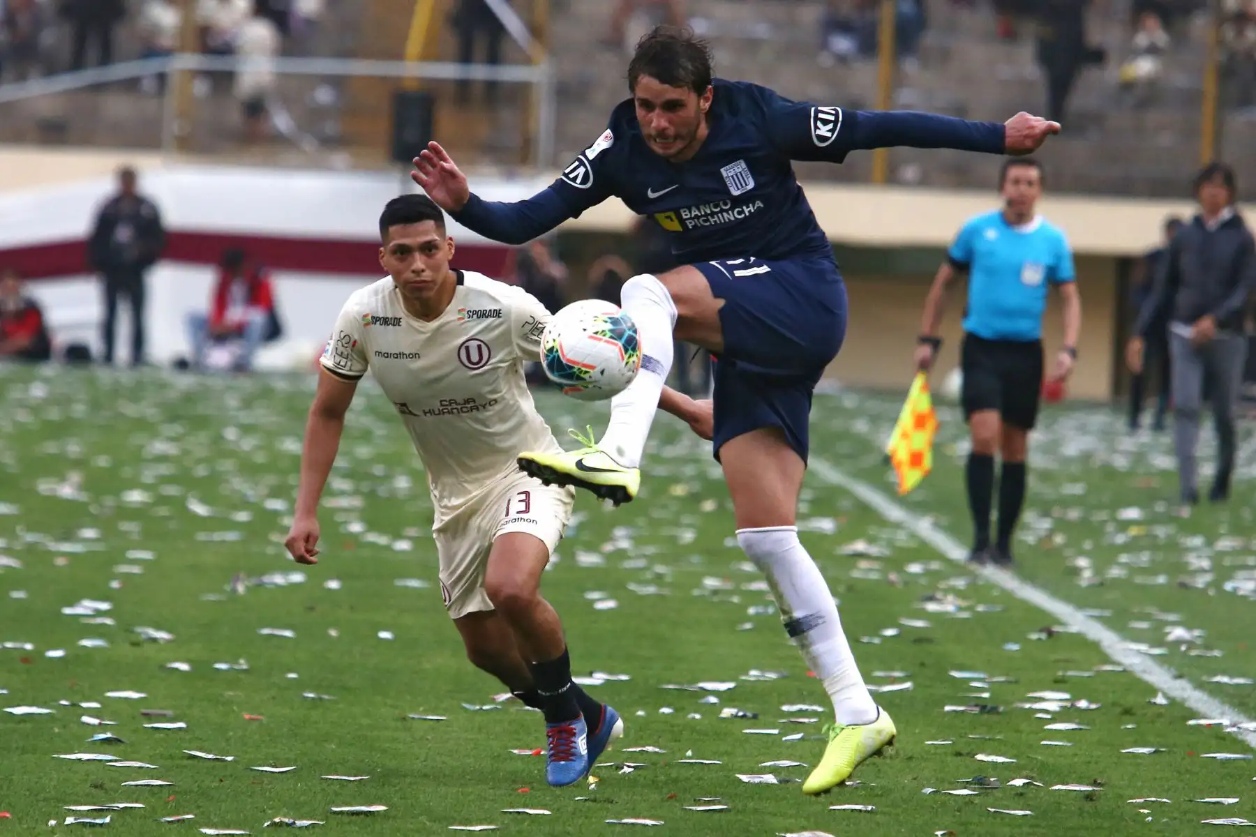 Gerson Barreto de Universitario de Deportes disputa la pelota con Felipe Rodriguez de Alianza Lima en el estadio Monumental, por la Fecha 9 del Torneo Clausura. 
Foto: ANDINA/Vidal Tarqui