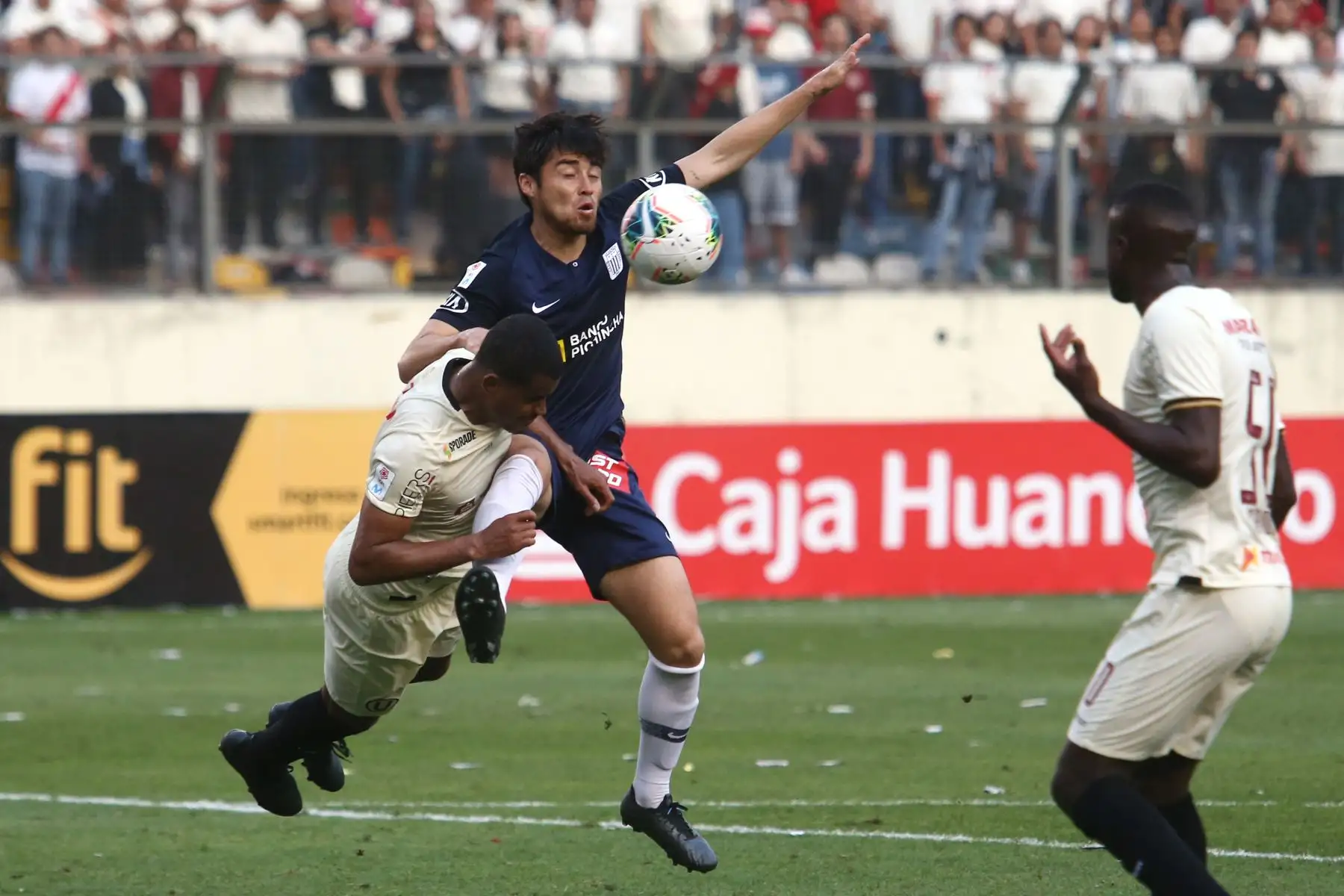 Neliho Kina de Universitario de Deportes disputa la pelota con Rodrigo Cuba de Alianza Lima en el estadio Monumental, por la Fecha 9 del Torneo Clausura. 
Foto: ANDINA/Vidal Tarqui
