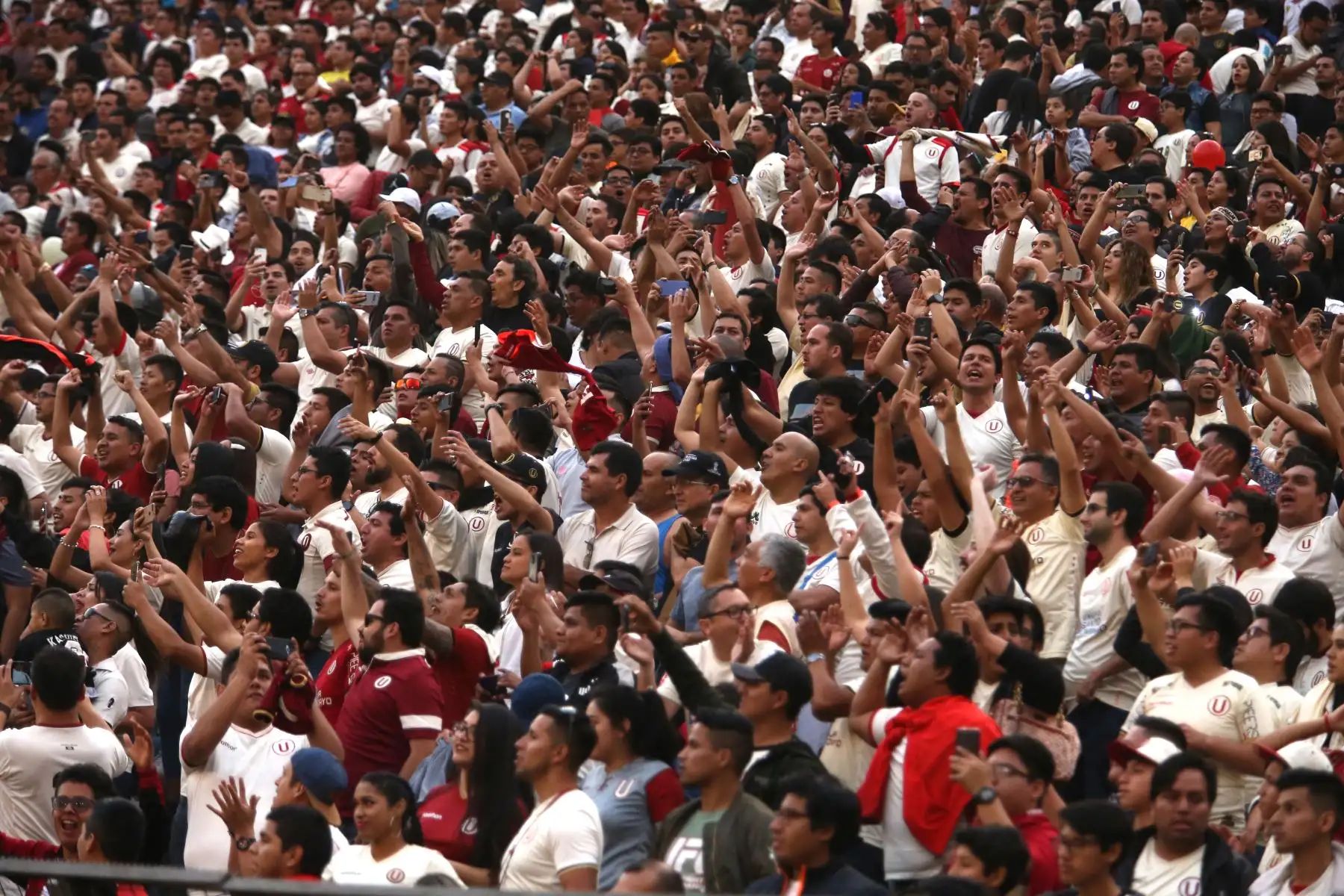 Universitario de Deportes celebra el 1er gol ante Alianza Lima en el clásico del futbol peruano jugado en el estadio Monumental, por la Fecha 9 del Torneo Clausura. Foto: ANDINA/Vidal Tarqui