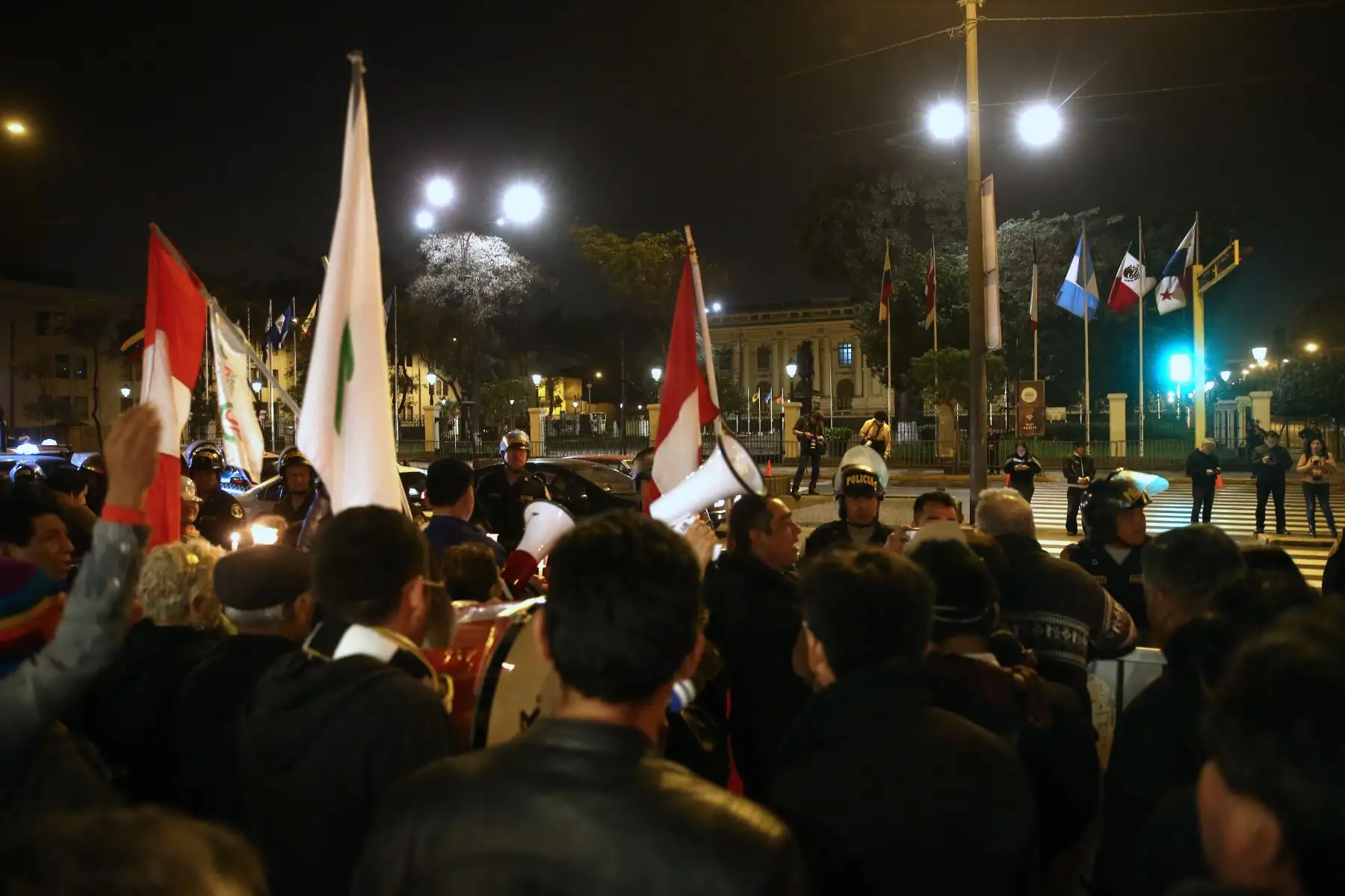 Ciudadanos realizan vigilia frente al Congreso de la República. Foto: ANDINA/Vidal Tarqui