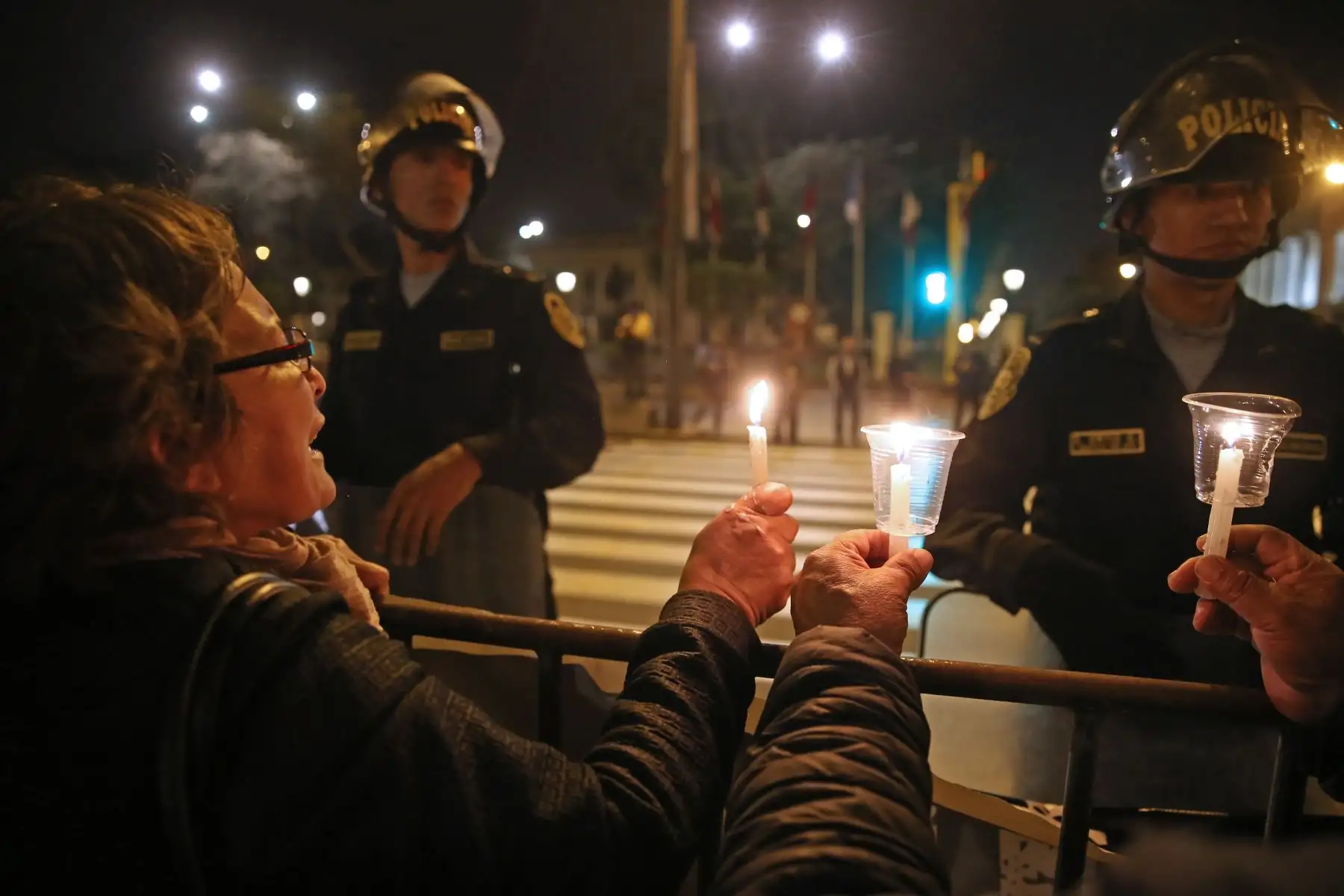 Ciudadanos realizan vigilia frente al Congreso de la República. Foto: ANDINA/Vidal Tarqui