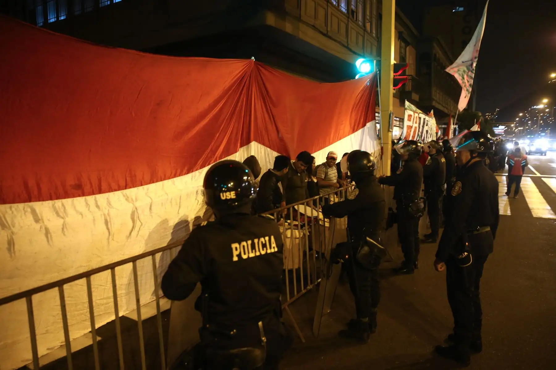 Ciudadanos realizan vigilia frente al Congreso de la República. Foto: ANDINA/Vidal Tarqui