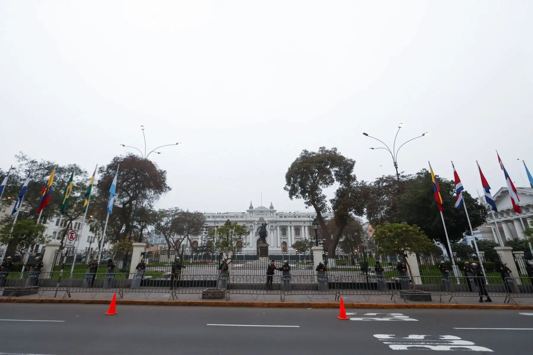 Efectivos de la PNP llegan a resguardar  la sede del Congreso de la República. Foto: ANDINA/ Renato Pajuelo